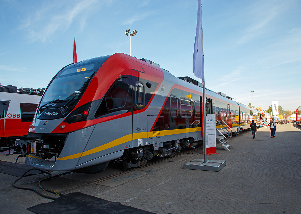 Der polnische Hersteller Newag S.A. pr�sentierte auf der InnoTrans 2018 in Berlin (18.09.2018) seinen neuen dreiteiligen Elektrotriebzug Newag Impuls 2 hier in Form des 36WEd 002B (2 141 062-1) f�r die Ł�dzka Kolej Aglomeracyjna (ŁKA).

Diese normalspurigen Standard-Elektrotriebz�ge der Familie „Newag Impuls“ werden haupts�chlich f�r das polnische 3000 V-Gleichstromnetz von der Firma NEWAG Sp�łka Akcyjna gebaut. F�r die s�ditalienische  Ferrovie del Sud Est (FSE) wurden auch 5 dreiteile Newag Impuls 2 geliefert, die dort als ETR 322 bezeichnet werden. Dies war f�r Newag im Jahr 2015 der erste Auftrag aus dem Ausland.

Der Newag Impuls wird in verschiedenen Varianten vom Zwei- bis Sechsteiler hergestellt. In der Regel werden die Drehgestelle an den Fahrzeugenden angetrieben, w�hrend sich in der Fahrzeugmitte die Laufdrehgestelle befinden. Eine Ausnahme bildet die sechsteilige Version, hier werden auch zwei Drehgestelle in der Zugmitte angetrieben. Als Antriebsmotoren werden Drehstrom-Asynchronmotoren verwendet, die eine Bremsenergier�ckgewinnung erm�glichen. Die Laufdrehgestelle werden als Jakobs-Drehgestelle ausgef�hrt. An den Fahrzeugenden befinden sich automatische Mittelpufferkupplungen, die einen Einsatz in Mehrfachtraktion erm�glichen. Allen Konfigurationen gemein ist die im Regelbetrieb erreichbare H�chstgeschwindigkeit von 160 km/h. Der F�hrerstand erf�llt die Norm EN 15227 zur Crashsicherheit. 

TECHNISCHE DATEN:
Spurweite: 1.435 mm (Normalspur)
Achsanordnung: Bo’2’2’Bo’
L�nge �ber Kupplung: 58.300 mm
Drehzapfenabstand: 16 300 mm
Achsabstand im Triebdrehgestell: 2.500 mm
Achsabstand im Laufdrehgestell: 2.900 mm
Trieb- und Laufraddurchmesser: 840 mm (neu)  / 790 mm (abgenutzt)
Fahrzeugbreite: 2.840 mm
Fahrzeugh�he: 4.150 mm
Max. Passagiere: 308
Eigengewicht: 110 t
Dienstgewicht: ca. 135 t
Nennleistung: 4 x 400 kW = 1.600 kW 
Motorentyp:  Asynchronmotoren
Stromsystem: 3000 V DC
Anfahrzugkraft: 200 kN
H�chstgeschwindigkeit: 160 km/h
Beschleunigung: 1,1 m/s�
Kleinster befahrb. Gleisbogen: R 100 m
Kupplung: Scharfenbergkupplung (Schaku) Typ 10
