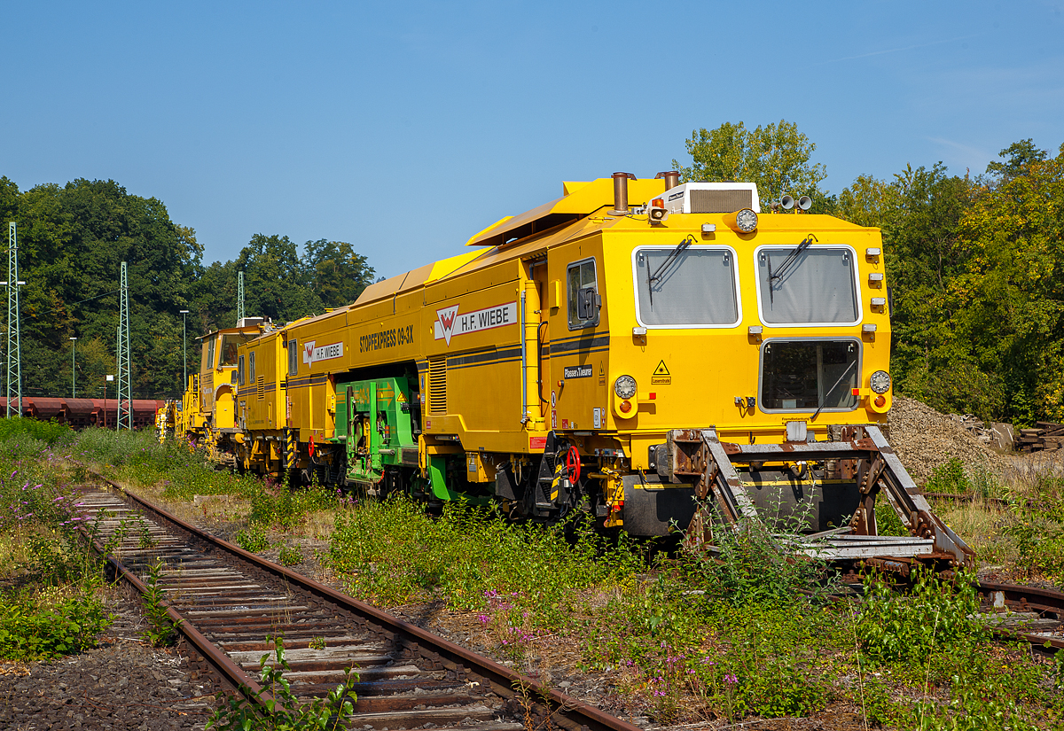 
Der P&T Stopfexpress, Schweres Nebenfahrzeug Nr. 99 80 9121 012-5 D-HFW (eine Dreischwellenstopfmaschine) mit der P&T Schnell-Schotterverteil- und Planiermaschine SSP 110 SW, Schweres Nebenfahrzeug Nr. 99 80 9425 007-8 D-HFW, beide von der H.F. WIEBE sind am 15.09.2020 in Betzdorf (Sieg) abgestellt.

Der Stopfexpress wurde 2017 von Plasser & Theurer unter der Maschinen Nr. 6572 gebaut. Der Schotterpflug wurde 2008 von Plasser & Theurer unter der Maschinen Nr. 850 gebaut.
