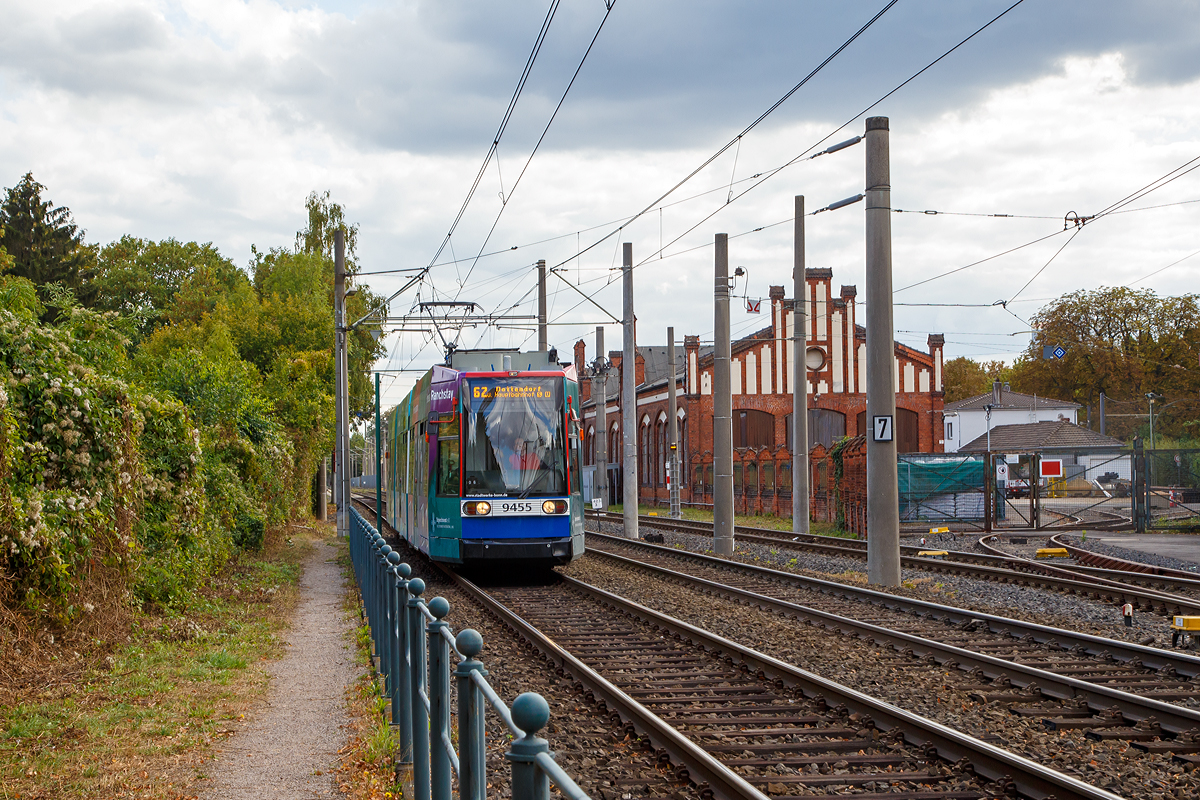 
Der R1.1 Niederflur-Gelenktriebwagen 9455 der SWB (Stadtwerke Bonn Verkehrs GmbH) erreicht am 15.09.2018, als Stra�enbahn-Linie 62 nach Dottendorf, bald die Station Bonn-Beuel Bahnhof. Rechts der Betriebshof Beuel der SWB.
