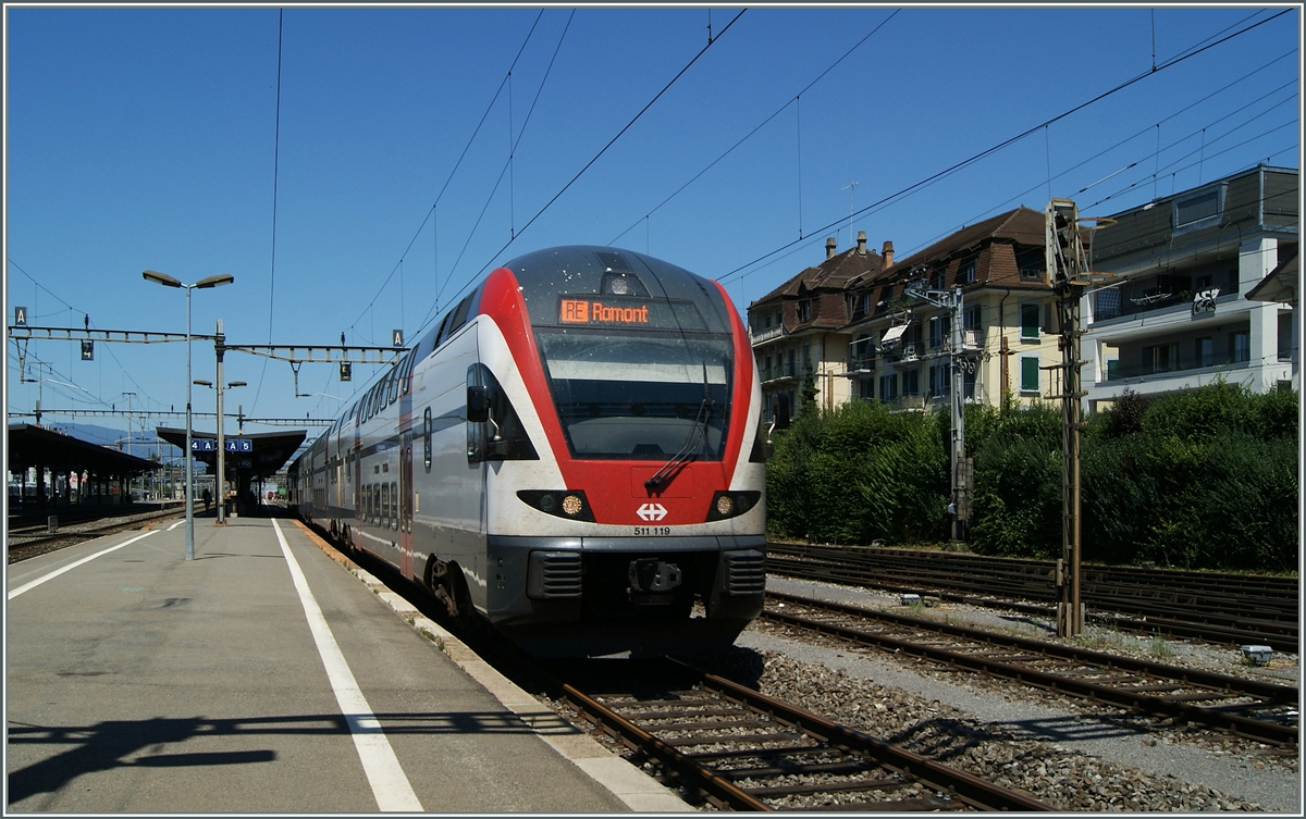 Der RABe 511 119 verlässt Renens VD Richtung Romont. 
10. Juli 2015