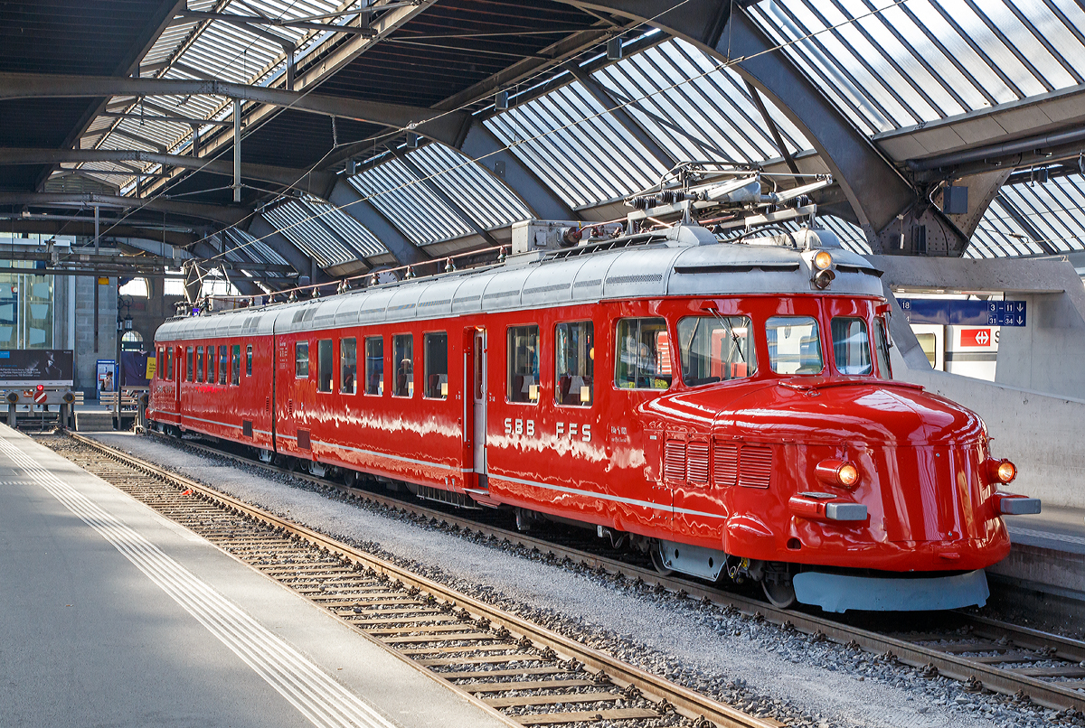 
Der RAe 4/8 1021  roter Pfeil Churchill  stand am 06.06.2015 im Zürcher Hauptbahnhof zu einer  Kulturreise  bereit, es war ein echtes Highlight im HB Zürich.

Der RAe 4/8 1021, auch bekannt als roter Pfeil Churchill, ist ein Doppel-Triebwagen der Schweizerischen Bundesbahnen (SBB), der anlässlich der Schweizerischen Landesausstellung 1939 gebaut wurde. Dadurch, dass er 1946 genutzt wurde, um Winston Churchill als Staatsgast durch die Schweiz zu fahren, ist er bis heute als „roter Churchill-Pfeil“  bekannt.

Der als anmietbarer Ausflugszug konzipierte „Churchill-Doppelpfeil“ verfügt über eine Minibar in der Fahrzeugmitte. Da er nie als konventioneller Reisezug, sondern stets als Charterzug vorgesehen war, verfügte er von jeher nur über eine  Wagenklasse  in Form von 28 Vierertischen, die zusammen 112 Gästen Platz bieten. Im Dreiklassen-System bis 1956 trugen die Doppelpfeile die Baureihenbezeichnung RBe, was auf die zweite Klasse hinwies. Mit dem Wegfall der dritten Klasse wurden die Doppelpfeile ohne irgendwelche Änderungen an der Ausstattung in die erste Klasse (RAe) hochgestuft. Als historisches Fahrzeug trägt er heute noch die historische Baureihenbezeichnung.

Die Landesausstellungen dienten jeweils als Leistungsschau, an der Schweizer Institutionen und Unternehmen die Leistungsfähigkeit des Landes zur Schau stellten. Für die Landi 1939 entwarf die Schweizer Rollmaterialindustrie unter Leitung der Schweizerischen Lokomotiv- und Maschinenfabrik (SLM) in Winterthur, einen «Roten Doppelpfeil», in Anlehnung an die «Roten Pfeile» (RAe 2/4). Am Bau des Fahrzeugs beteiligten sich neben der SLM auch die Schweizerische Waggonfabrik Schlieren (SWS), Brown, Boveri & Cie (BBC), die Maschinenfabrik Oerlikon (MFO) und die Société Anonyme des Ateliers de Sécheron (SAAS).

Aus der Zusammenarbeit entstand der hochgezüchtete Schnelltriebwagen Re 4/8 301, der im Mai 1939 in Dienst gestellt wurde und eine theoretische Höchstgeschwindigkeit von 150 km/h aufwies, die damals allerdings nirgendwo auf dem Schweizer Schienennetz ausgefahren werden konnte.

Ab 1941 wurde der Doppelpfeil für den Charterverkehr freigegeben, die Reisegeschwindigkeit, die damals schon 100 km/h nicht überschritt, gilt bis heute unverändert, als für Passagiere noch komfortable Höchstgeschwindigkeit. 1944 erhielt der Doppelpfeil die Baureihenbezeichnung RBe 4/8. Zwei Jahre später kündigte sich mit Sir Winston Churchill hoher Besuch in der Schweiz an und der Doppelpfeil mit der damaligen Nummer 301 wurde im September 1946 zur Beförderung des Staatsgastes eingesetzt. Seit diesem legendären Einsatz ist dieser Zug kaum mehr unter seinen zahlreichen Typenbezeichnungen, sondern als  roter Pfeil Churchill  bekannt. Seine offizielle Bezeichnung änderte sich bereits 1948 wieder, der Doppelpfeil RBe 4/8 erhielt die Betriebsnummer 651 und 1959 erhielt er die Betriebsnummer  RAe 4/8 1021.

Im Jahr 1979 wurde der «Churchill-Pfeil» einer Hauptrevision unterzogen, anlässlich der Wiederinbetriebnahme erlitt das Fahrzeug allerdings einen Brandschaden und wurde abgestellt. Man versuchte den nicht betriebsfähigen 1021 unter anderem als historisches Fahrzeug im Verkehrshaus in Luzern unterzubringen.

Da dies nicht gelang, wurde das defekte Fahrzeug über die Jahre an verschiedenen Orten abgestellt, ehe es im März 1985 zum Schrottwert an den privaten Interessenten Intraflug verkauft wurde. Der Besitz der Intraflug gelangte durch deren Verkauf 1994 an das Reisebüro Mittelthurgau, einer Tochtergesellschaft der Mittelthurgaubahn (MThB). Der MThB gelang im September 1996 die erneute Inbetriebnahme des «Churchill-Doppelpfeils», der im Auftrag der MThB durch die Werkstätte Samstagern der Südostbahn (SOB) aufgearbeitet wurde. Das als RAe 4/8 1021 restaurierte Fahrzeug erhielt die MThB-UIC-Bezeichnung RAe 506 605.

Mit dem Konkurs der Mittelthurgaubahn, deren Konkursmasse 2002 weitgehend von den SBB übernommen wurde, kam das historische Fahrzeug wieder zurück zu den SBB. Ende 2004 wurde das Paradefahrzeug vollständig revidiert und steht seither allen Interessenten als Charterfahrzeug für Fahrten durch die Schweiz zur Verfügung. 

Technische Daten:
Spurweite: 1.435 mm (Normalspur)
Achsfolge:  2'Bo'+Bo'2'
Höchstgeschwindigkeit: 150 km/h
Reisegeschwindigkeit:  100 km/h
Leistung:  835 kW
Länge über Puffer:  46.200 mm
Breite:  2.905 mm
Höhe:  3.750 mm
Gewicht:  93 t

Es gab noch die 1953 gebauten Rote Doppelpfeile RAe 4/8 1022–1023 diese waren aber nicht genau Baugleich und sind leider nach Schäden bereits verschrottet.
