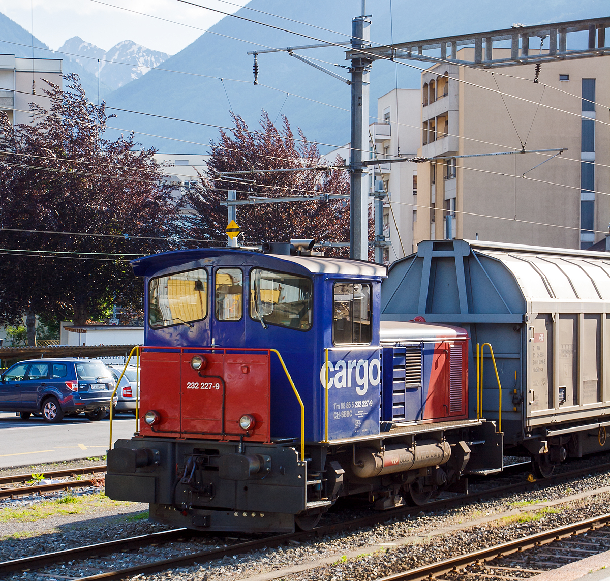 Der Rangiertraktor (Rangierlok) Tm 232 227-9 (Tm 98 85 5 232 227-9 CH-SBBC) der SBB Cargo, ex SBB Tm IV -  9677, ist am 28.05.2012 beim Bahnhof Martigny abgestellt.

Die Lok wurde 1976 von der SLM unter der Fabriknummer 5084 gebaut und an die SBB, als Tm IV -  9677, geliefert. Ein Umbau, Remotorisierung (einschl. Partikelfiltern der neuesten Generation ohne Brenner) und Einbau einer Funkfernsteuerung erfolgte ca. im Jahr 2010 im SBB Industriewerk Biel, danach erfolgte die Umzeichnung in Tm 232 227-9. 

