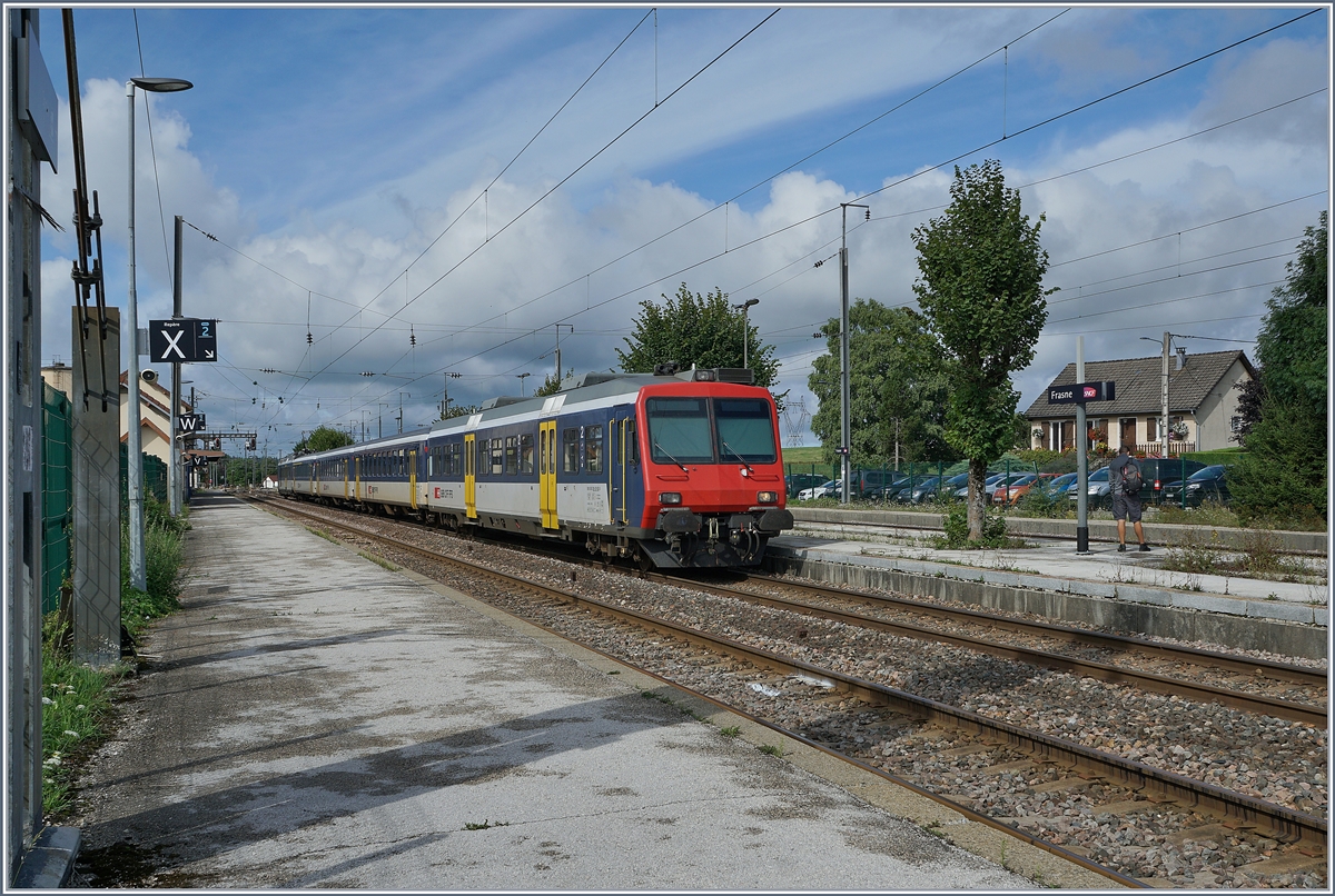 Der RE 18123 nach Neuchâtel steht in Frasne bereit.

13. Aug. 2019