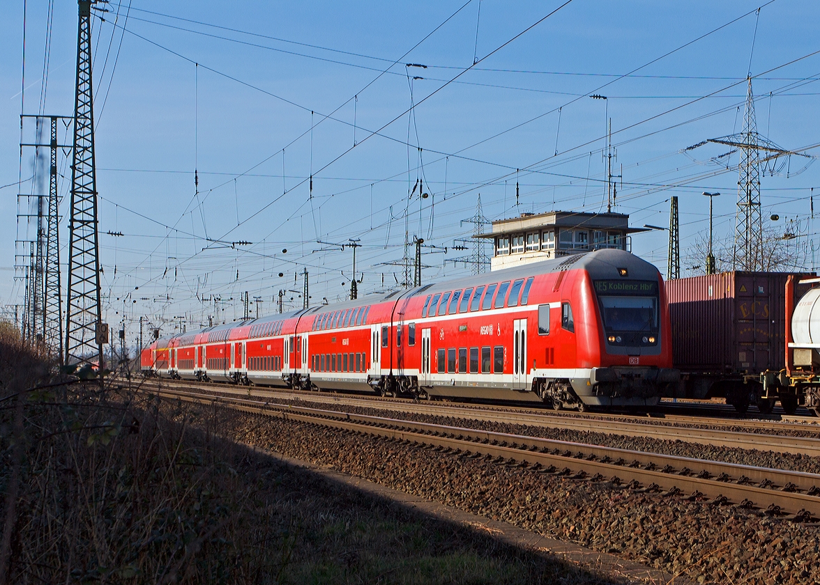 
Der  RE 5  Rhein-Express  (Emmerich - Duisburg - D�sseldorf - K�ln - Koblenz Hbf) f�hrt am 09.03.2014 bei Koblenz-L�tzel Steuerwagen voraus in Richtung Koblenz Hbf, geschoben wird er von der 146 017-9,