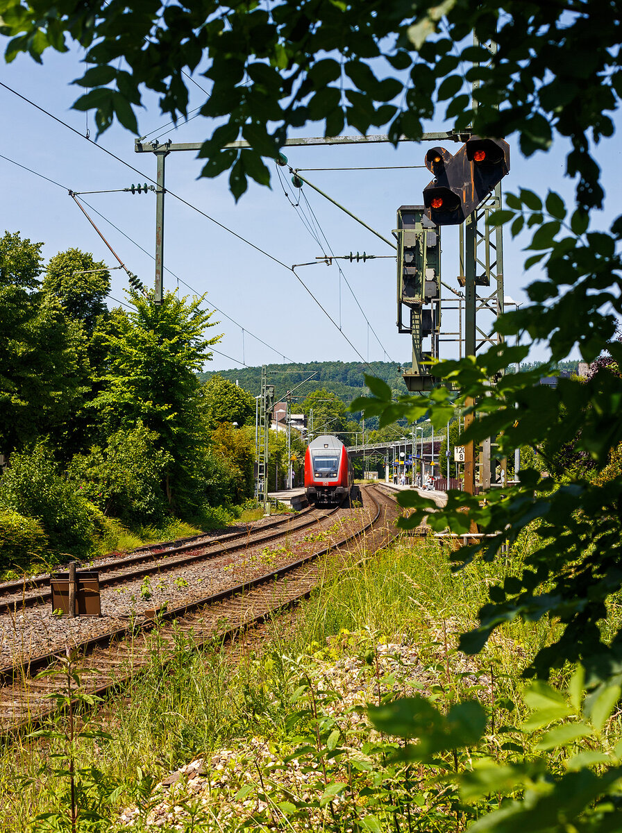 Der RE 9 - Rhein Sieg Express (RSX) Siegen - Köln – Aachen der DB Regio NRW, hat am Freitag den 13 Juni 2025 Steuerwagenvoraus den Bahnhof Kirchen/Sieg erreicht. Schublok war die 146 005.