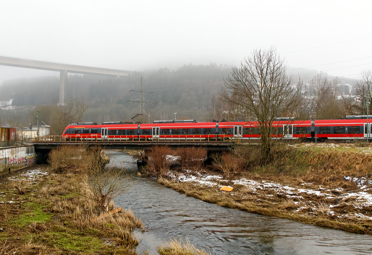 
Der RE 9  Rhein-Sieg-Express  (Siegen-Köln-Achen), bestehend aus zwei gekoppelte vierteilige Bombardier Talent 2 der DB Regio NRW, überquert am 25.01.2015 in die Sieg und fährt in Richtung Betzdorf/Sieg.