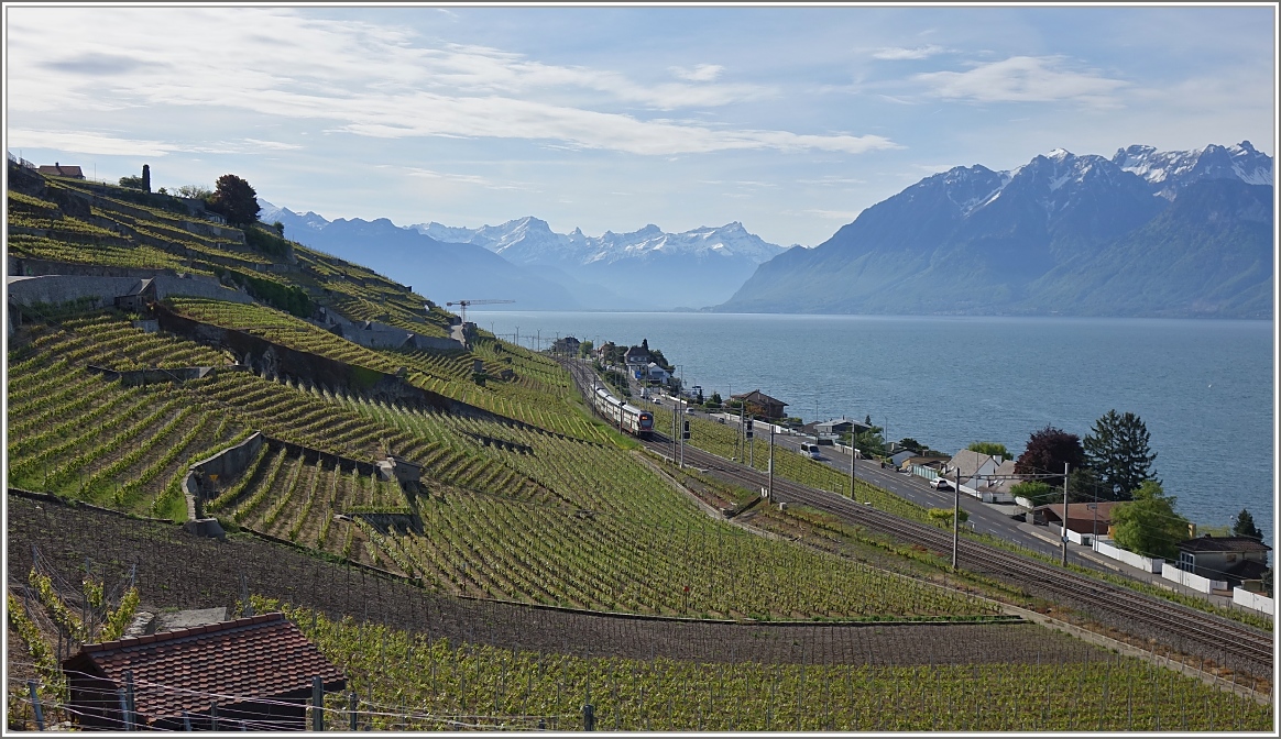 Der Regioexpress 2711 füllte die Lücke im Bild, und so wurde aus dem Landschaftsfoto ein Landschaftszugbild.
(08.05.2014)  