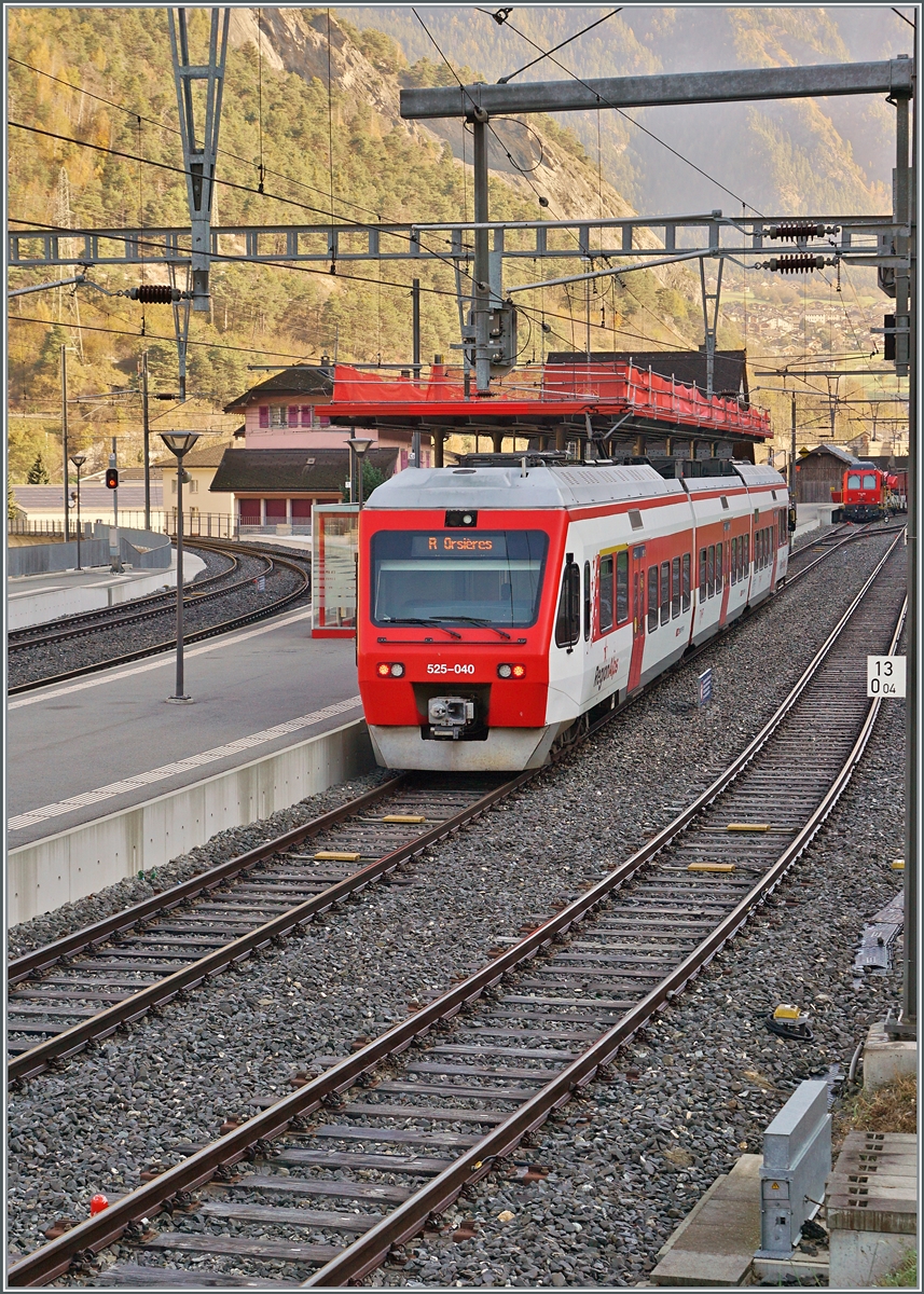 Der RegionAlpes TMR RABe 525 040 NINA wartet in Sembrancher auf den Anschlusszug von Martigny. Dieser wird dann nach Le Chable weiter fahren, während der RABe 525 040 nach Orsières fährt.

30. Okt. 2024
