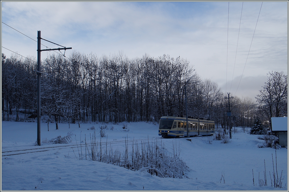 Der Regionalzug 157 von Domodossola wird in der Regel von einem ABe 4/6 geführt, so auch am 8. Jan. 2016, als er die Station Gagnone Orcesco verlässt. 
