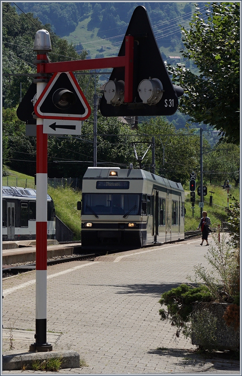 Der Regionalzug 2337 von Chernex nach Montreux wartet in der Zugausgans-Station auf die Abfahrt.
11. August 2016