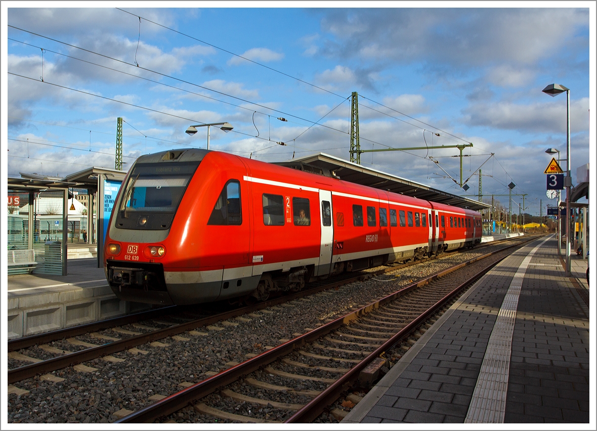 Der  RegioSwinger  Dieseltriebwagen mit Neigetechnik 612 639 / 139 der DB Regio fährt am 23.12.2013 vom Bahnhof Wetzlar (Gleis 4) als RE 25  Lahntalexpress  (Gießen - Wetzlar - Limburg/Lahn - Koblenz Hbf) weiter in Richtung Koblenz. 

Hier im Bahnhof Wetzlar beginnt mit km 0,0 die Lahntalbahn (KBS 625), diese ist nicht elektrifiziert.

Diese Triebzüge sind mit Neigetechnik ausgerüstet, die aber wohl problematisch und daher meist ausgeschaltet sind. Im Februar 2013 reichte die Deutsche Bahn beim Landgericht Berlin Klage gegen den Hersteller Bombardier ein. Die Bahn fordert Schadenersatz (laut SZ 160 Millionen Euro) aufgrund der aufgetretenen Probleme mit der Neigetechnik.

Der Antrieb erfolgt durch zwei Cummins QSK-19 6-Zylinder-Diesel- Reihenmotore, die Kraftübertragung erfolgt hydraulisch über ein Strömungsgetriebe (Antrieb diesel-hydraulisch).

Technische Daten:
Achsformel: 2´B´ und B´2´
Länge über Kupplung (Scharfenberg): 51.750 mm
Höhe: 4.124 mm
Breite: 2.852 mm
Dienstgewicht: 116 t
Motorleistung: 2x 560 kW
Höchstgeschwindigkeit: 160 km/h
Sitzplätze: 146