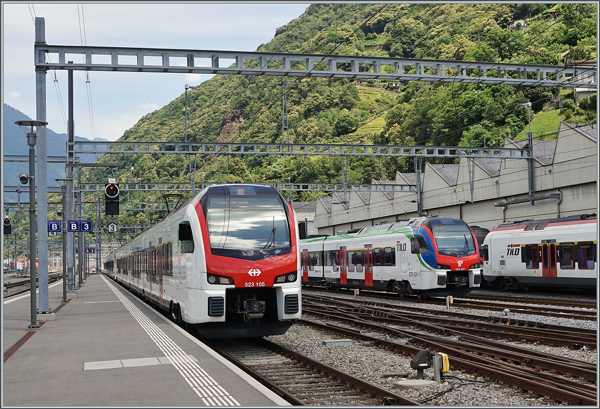 Der RER Vaud Flirt-3 RABe 523 105 und ein weiterer im TILO Einsatz erreicht Bellinzona. Im Intergrund ist der TILO RABe 524 307 zu sehen.

23. Juni 2021 
