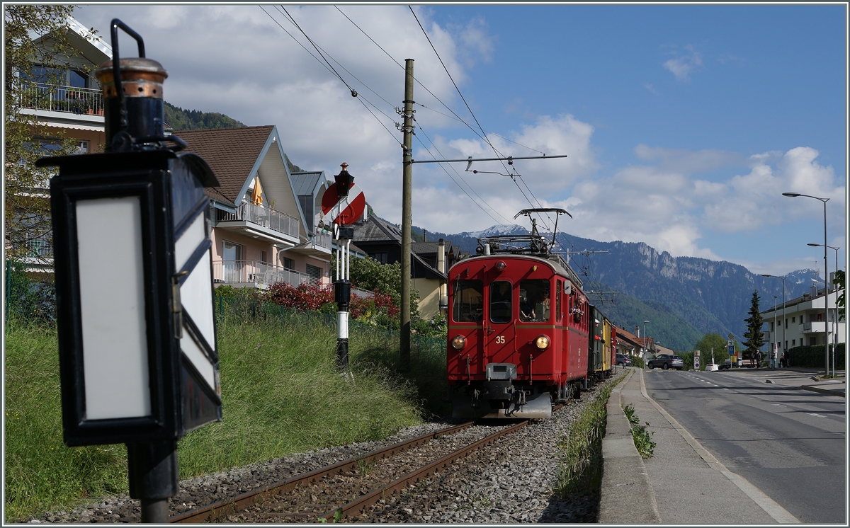Der RhB ABe 4/4 I N° 35 erreicht mit dem  Riviera Belle Epoque Zug Blonay.
15. Mai 2016