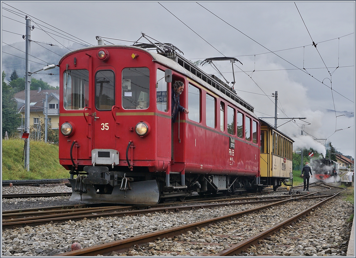 Der RhB ABe 4/4 I 35, der mit seinem Blonay-Chamby  Bernina-Wagen  als Riviera Belle Epoque von Chaulin nach Vevey unterwegs ist bei Halt in Blonay.

30. Aug. 2020