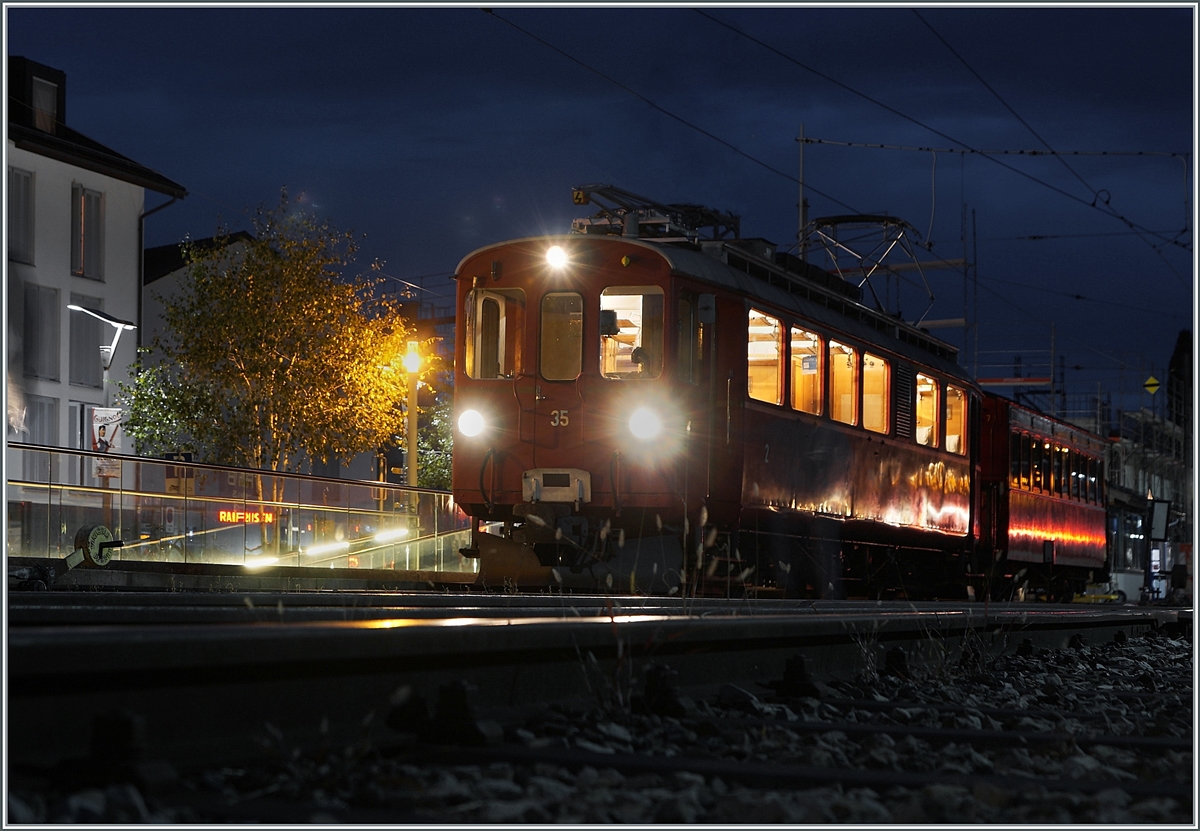 Der RhB ABe 4/4 I N° 35 wartet als aller letzter Zug der Saison 2020 in Blonay auf die Abfahrt nach Chaulin. 

Und nun steht das Saisonende 2022 vor der Tür...


25. Okt. 2020