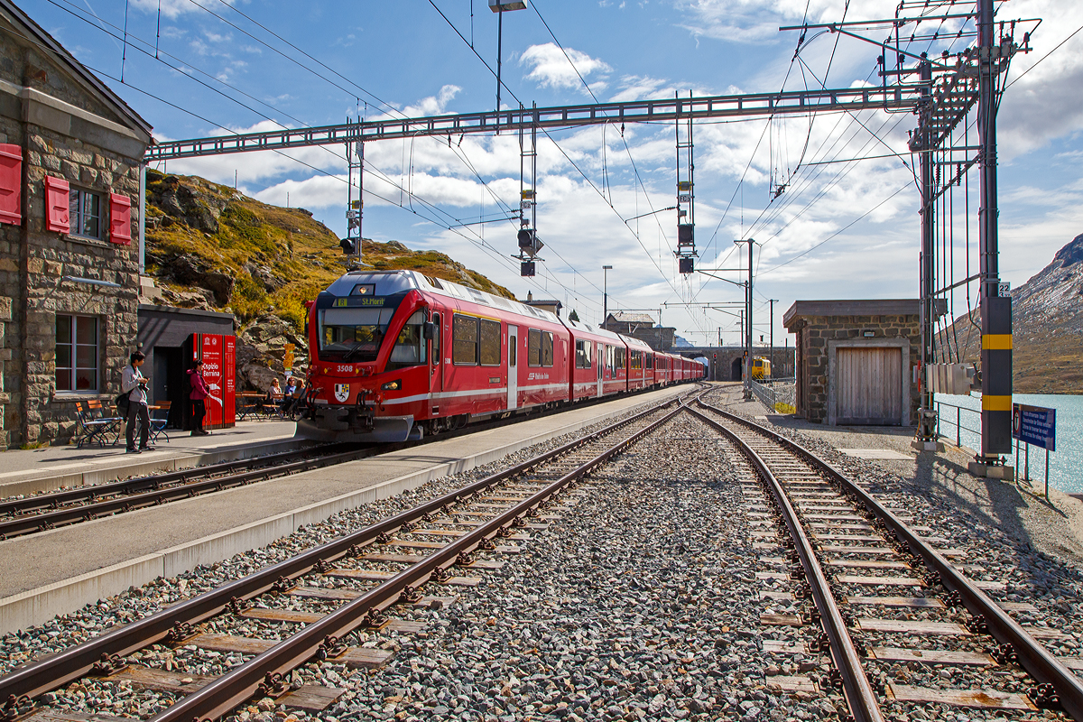 
Der RhB ALLEGRA-Zweispannungstriebzug (RhB ABe 8/12) 3508  Richard Coray  erreicht am 13.09.2017, als Regio-Zug von Tirano nach St. Moritz, die Station Ospizio Bernina (Bernina Hospiz).