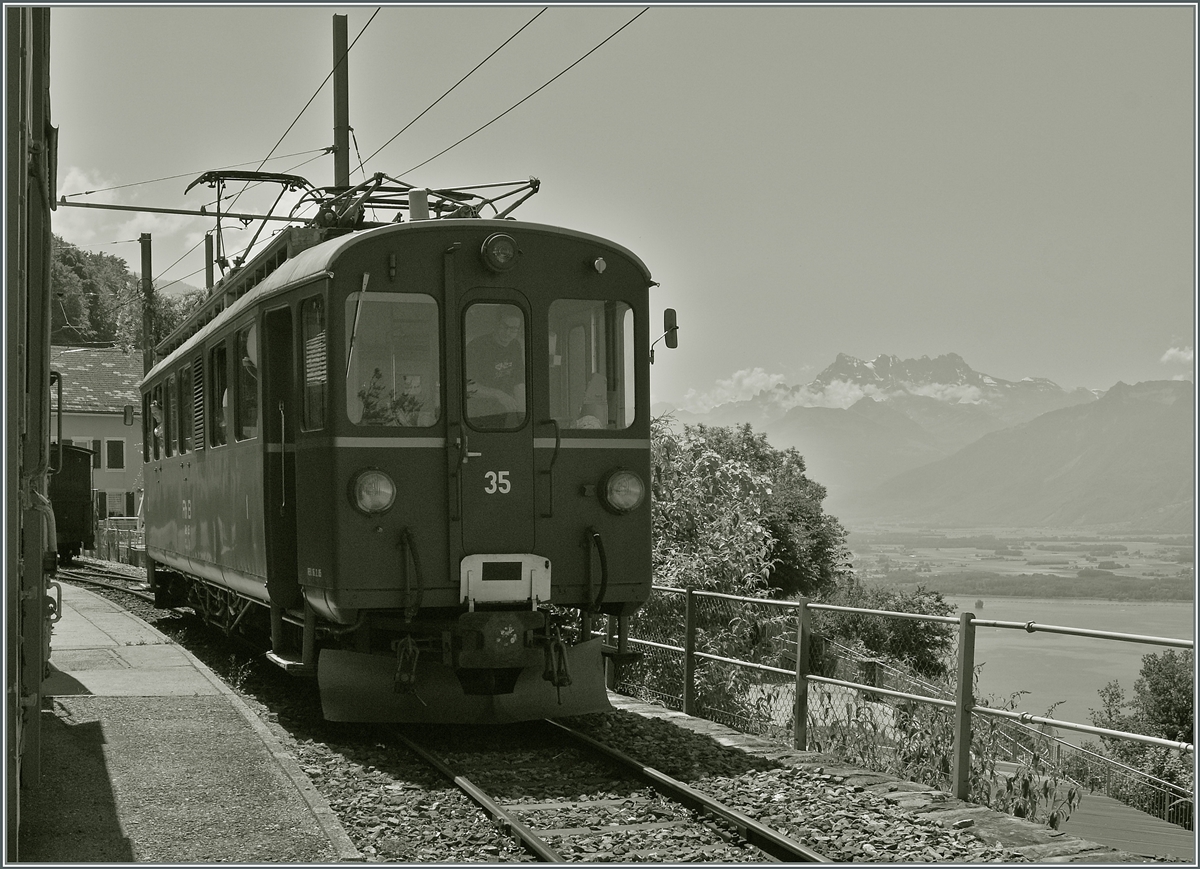 Der RhB Bernina ABe 4/4 N� 35 ist bei der Blonay-Chamby Bahn recht oft im Einsatz, hier auf der Fahrt von Blonay nach Chaulin beim Wenden in Chamby. Im Hintergrund sind die  Dents de Midi  zu erkennen. 
28. Juni 2015