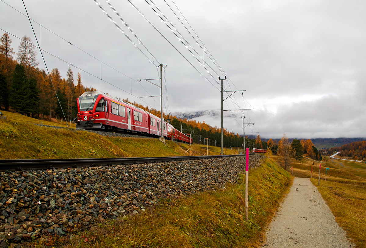
Der RhB Regio-Zug von Chur via St. Moritz nach Tirano erreicht am Morgen des 02.11.2019 bald den Bahnhof Pontresina, der Zug besteht aus dem 3-teiligen ALLEGRA-Zweispannungstriebzug (RhB ABe 8/12) 3501   Willem Jan Holsboer 	  mit 4 angehangenen Personenwagen.
Rechts auf der Bahnstrecke Samedan–Pontresina kommt Steuerwagenvoraus der Regio-Zug von Scuol-Tarasp (via Samedan).

Hier in Pontresina laufen die Berninabahn (950) und die Bahnstrecke Samedan–Pontresina (960) wieder zusammen. Links oben die Berninabahn wird mit 1.000 V Gleichstrom betrieben, während die Strecke Samedan–Pontresina mit 11 kV 16,7 Hz Wechselstrom betrieben wird. 
