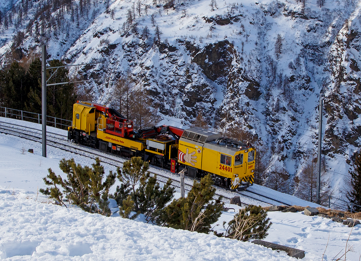 Der RhB (Rh�tische Bahn) Xmf 6/6 24401, ex 92020, ein Fahrleitungsturmwagen vom Typ Plasser & Theurer MTW 100.160 f�hrt am 20.02.2017 vom Bahnhof Alp Gr�m (2.091 m �. M.) hinab in Richtung Tirano. 

Der MTW 100.160 wurde 2007 von Plasser & Theurer unter der Maschinen-Nr. 934 gebaut. 

TECHNISCHE DATEN: 
Spurweite: 1.000 mm (Meterspur)
Achsformel: Bo’+Bo’Bo’
Baujahr: 2007
L�nge �ber Puffer: 19,26 m
Drehzapfenabstand: 5,35 m / 8,50 m
Achsabstand im Drehgestell: 1.800 mm
Leistung  der  Dieselmotoren: 2 x 395 kW
Eigengewicht: 69,00 t
H�chstgeschwindigkeit: 90 km/h (eigen oder geschleppt)