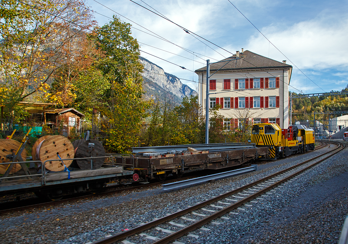 Der RhB (Rh�tische Bahn) Xmf 6/6 24402, ein Fahrleitungsturmwagen vom Typ Plasser & Theurer MTW 100.160 steht am 01.11.2019 mit einem Oberleitungsbauzug beim Bahnhofs Reichenau-Tamins (aufgenommen aus einem Zug heraus).

Der MTW 100.160 wurde 2016 von Plasser & Theurer gebaut. Der Xmf 6/6 24402 ist 620 mm l�nger und 6 t schwerer als das 2007 gebaute Schwesterfahrzeug Xmf 6/6 24401

TECHNISCHE DATEN: 
Spurweite: 1.000 mm (Meterspur)
Achsformel: Bo’+Bo’Bo’
Baujahr: 2016
L�nge �ber Puffer: 19.880 mm
Achsabstand im Drehgestell: 1.800 mm
Leistung der Dieselmotoren: 2 x 395 kW
Eigengewicht: ca. 75,00 t
H�chstgeschwindigkeit: 90 km/h (eigen oder geschleppt)
