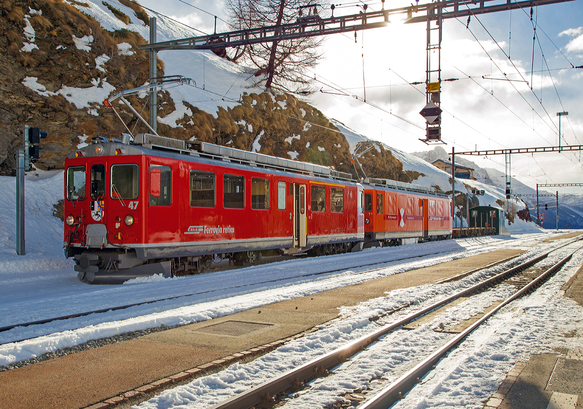 Der RhB Triebwagen ABe 4/4 II 47 und der Diensttriebwagen Xe 4/4 27201, (ex Xe 4/4 23202, ex ABe 4/4 II 49), mit einem G�terwagen und dem historischen Schneepflug RhB R 3 (Rh.B R.3), ex RhB X 9103 (1954 bis 2017) am 20.02.2017 im Bahnhof Alp Gr�m (2.091 m �. M.).

Als ABe 4/4 II werden bei der Rh�tischen Bahn (RhB) die auf der Berninabahn eingesetzten Elektrotriebwagen mit den Betriebsnummern 41 bis 49 (motrice quaranta) bezeichnet.

Die RhB Elektrotriebwagen ABe 4/4 II wurden in zwei Serien gebaut und geliefert, die Nummern 41 bis 46 in den Jahren 1964/1965 und die drei restlichen (47 – 49) im Jahr 1972. F�r den mechanischen Teil zeichnete die SWS (Schweizerische Wagons- und Aufz�gefabrik AG) verantwortlich. Die elektrische Ausr�stung von SAAS und BBC entspricht der bei Gleichstrombahnen jahrzehntelang �blichen Technik, Sch�tzensteuerung und Reihenschlussmotoren. Diese Triebwagen waren die ersten neuen Triebfahrzeuge, die die RhB seit der Fusion 1943 mit der Berninabahn f�r diese mit Gleichstrom elektrifizierte Strecke beschafft hatte.

Die Triebwagen sind 65 km/h schnell, 41 bis 43 Tonnen schwer und leisten 680 kW. Die Anh�ngelast betr�gt 70 t, womit zwei Triebwagen zusammen die maximale Zughakenlast bef�rdern k�nnen. Die Nachserie 47–49 unterscheidet sich lediglich durch die um 35 cm gr��ere L�nge und eine andere Drehgestellbauart. Seit ihrer Indienststellung erfuhren die rot gestrichenen Fahrzeuge keine wesentlichen �nderungen. Sie weisen 12 Sitzpl�tze in der ersten und 24 in der zweiten Klasse auf.

Die Klemmenspannung der Motoren betr�gt 500 Volt. Je zwei Fahrmotoren sind normalerweise dauernd in Serie geschaltet, beim Anfahren sind alle vier Motoren in Serie. Die eingebaute Vielfachsteuerung erm�glichte Doppeltraktion untereinander, mit den Zweikraftloks Gem 4/4 801–802 und auch mit den j�ngeren Umrichter-Triebwagen ABe 4/4 III 51–56. Au�erdem k�nnen die Triebwagen beim gemeinsamen Einsatz mit einer elektrischen Schneeschleuder Xrotet 9218–19 vom F�hrerstand der Schleuder aus fernbedient werden.

Nach Ende der Sommersaison 2010 und der Ablieferung von acht Allegra-Triebz�gen stellte die RhB die ABe 4/4 II ab. 41, 42 und 45 wurden Anfang November 2010 zum Abbruch �berf�hrt, 43 und 44 folgten Mitte Dezember. Zwei Fahrzeuge der zweiten Serie werden hingegen als Diensttriebwagen (anstelle der Xe 4/4 9922–24) weiter verwendet.

TECHNISCHE DATEN:
Gebaute Anzahl: 9 (Nummerierung 41 – 49)
Achsformel: Bo′Bo′
Spurweite: 1.000 mm
L�nge �ber Puffer: 16.540 mm (41 – 46) / 16.886 mm (47 – 49)
Breite: 2.650 mm
Dienstgewicht: 41 t (41 – 46) / 43 t (47 – 49)
H�chstgeschwindigkeit: 65 km/h
Dauerleistung: 680 kW
Stromsystem: 	1 kV DC (Gleichstrom)
Strom�bertragung: 	2 Einholmstromabnehmer
Sitzpl�tze: 1. Klasse: 12 / 2. Klasse: 24

