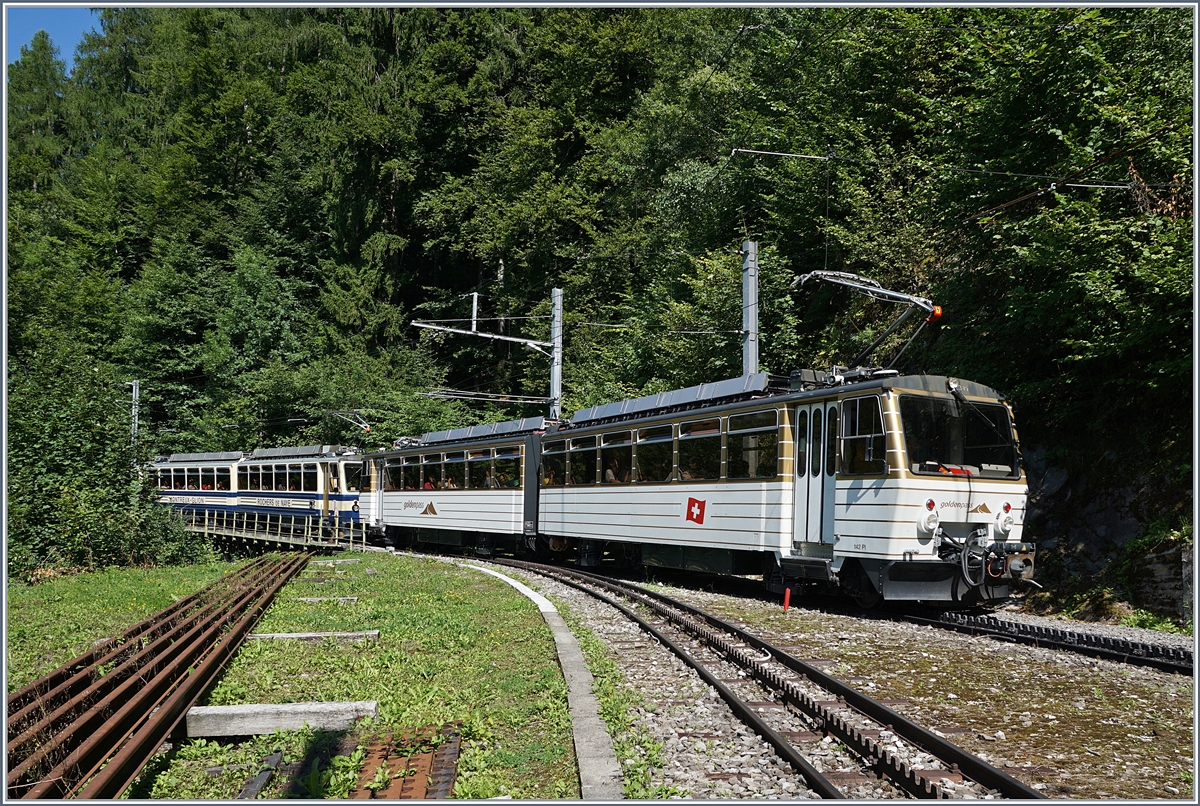 Der Rocheres de Naye Beh 4/8 305 und ein weiterer Beh erreichen auf der Fahrt nach Montreux den Halt Le Tremblex.
14. Aug. 2017