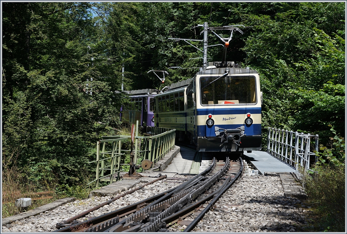 Der Rochers de Naye Bhe 4/8 301 und 303 verlassen Le Tremeblex Richtung Rochers de Naye. 
7. August 2018