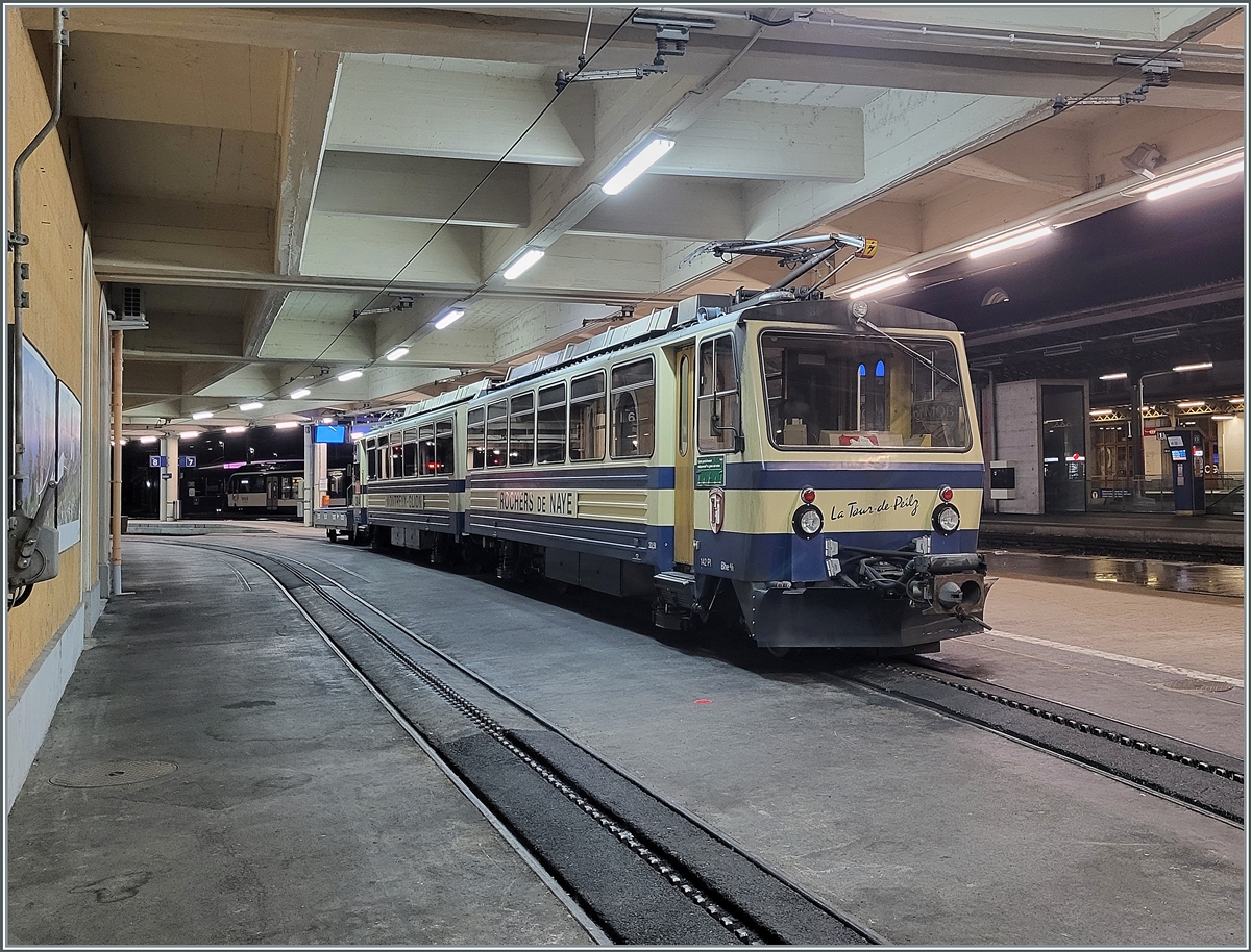 Der Rochers de Naye Bhe 4/8 304  La Tour de Peilz  wartet in Montreux auf die Abfahrt als CC37 3353 nach Haut-de-Caux. 

17. August 2024  