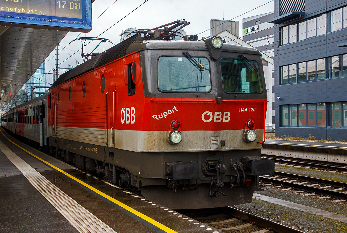 Der Rupert, die ÖBB 1144 120 „Rupert“ (A-ÖBB 91 81 1144 120-3), ex 1044 120-2, steht am 11.09.2022 im Hbf Salzburg, mit dem REX 3 (City Shuttle) nach Wörgl Hbf, zur Abfahrt bereit.

Die Universallok (ex ÖBB Reihe 1044) wurde 1994 von der Simmering-Graz-Pauker AG in Graz unter der Fabriknummer 78956 gebaut, die elektrische Ausrüstung ist von ELIN-UNION AG für elektrische Industrie. Sie wurde als 1044 120-25 an die die ÖBB (Österreichische Bundesbahnen) geliefert, 2010 erfolgte der Umbau und die Umzeichnung in die heutige ÖBB 1144 120-3.
