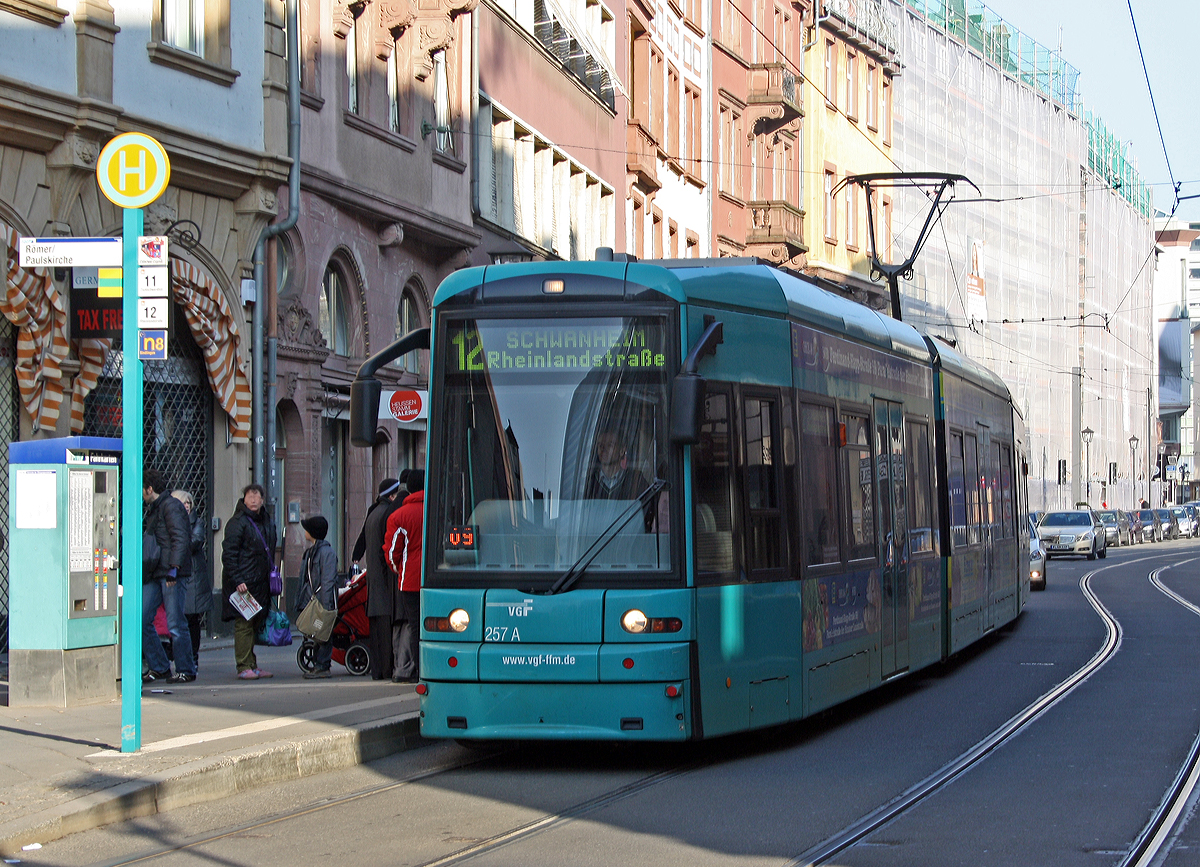 Der S-Wagen VGF 257 ein Bombardier Flexity Classic NGT8 der Verkehrsgesellschaft Frankfurt am Main mbH als Linie 12 bei der Haltestelle R�mer / Paulkircke (Frankfurt am Main) am 27.08.2014.

Der S-Wagen, Baureihenbezeichnung der Stra�enbahnen der VGF erfolgen intern mit Buchstaben, ist modernste Baureihe der Stra�enbahntriebwagen in Frankfurt, die gr��tm�glichen Fahrgastkomfort bietet. 
Technisch ist die Baureihe S gegen�ber dem R-Wagen wesentlich herk�mmlicher ausgefallen. Der dreiteilige Wagen verf�gt �ber vier Drehgestelle, wovon zwei unter dem Mittelteil angeordnet sind, auf das sich die Endwagen an einem Ende abst�tzen. Die Drehgestelle der beiden Endwagen sind mit je zwei querliegenden Motoren mit einer Leistung von 105 kW ausgestattet.

Die Wagen weisen im Gegensatz zu der Baureihe R nur einen Niederfluranteil von 70% auf. Erstmals wurde serienm��ig eine Klimaanlage eingebaut. Da der Wagenkasten gegen�ber dem Vorg�nger um 5 cm breiter ausgef�hrt wurde, war es erstmals m�glich, eine 2+2-Bestuhlung mit insgesamt 64 Sitzpl�tzen einzubauen. Die Baureihe S ist an beiden Wagenenden mit versenkbaren Scharfenbergkupplungen ausger�stet, die das Fahren in Doppeltraktion erm�glichen. 

Diese Wagen wurden von Bombardier Transportation gebaut, der mechanische Teil im Werk Bautzen, die elektrische Ausr�stung vom Werk Mannheim.

Technische Daten:
Bauart: NGT8 Zweirichtungsfahrzeug  (Type S)
Spurweite: 1.435 mm
Achsfolge: Bo'+2'2'+Bo'
Fahrzeugl�nge: 30.040 mm (ohne Kupplung)
H�he: 3.500 mm
Breite: 2.400 mm
Drehgestellmittenabst�nde:  8.300 / 5.500 / 8.300 mm
Achsabstand im Drehgesell: 1.800 mm
Niederfluranteil: 70%
Raddurchmesser: 600 mm / 520 mm (neu/verschlissen)
Eigengewicht: 40 t
Antrieb: 4 Drehstrom-Asynchronmotoren mit je 105 kW (140,8 PS) Leistung
H�chstgeschwindigkeit: 70 km/h
Maximale Beschleunigung: 1,3 m/s2
Verz�gerung: Betriebsbremse 1,4 m/s2 / Not 2,73 m/s2
Max. befahrbare Steigung: 70 ‰
Sitzpl�tze: 64
Stehpl�tze (4 Personen m2): 115
Fahrdrahtnennspannung: 600 V= / 750 V=
Besonderheiten: Energier�ckspeisung ins Netz, Spurkranzschmieranlage, Gleit- und Schleuderschutz, Elektro-hydraulische Scheibenbremsen, Magnetschienenbremse: 8 x 65 kN