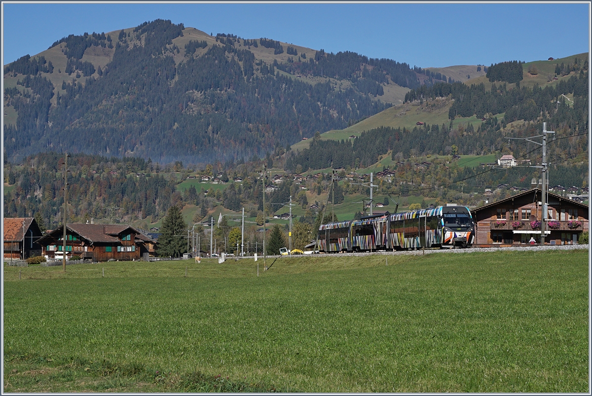 Der von Sarah Morris gestaltete Lenkerpendel  Monarch , bestehend aus ABt 341, Be 4/4 5001 und Bt 241 auf der Fahrt Richtung Lenk kurz vor Gstaad.
10. Okt. 2017

