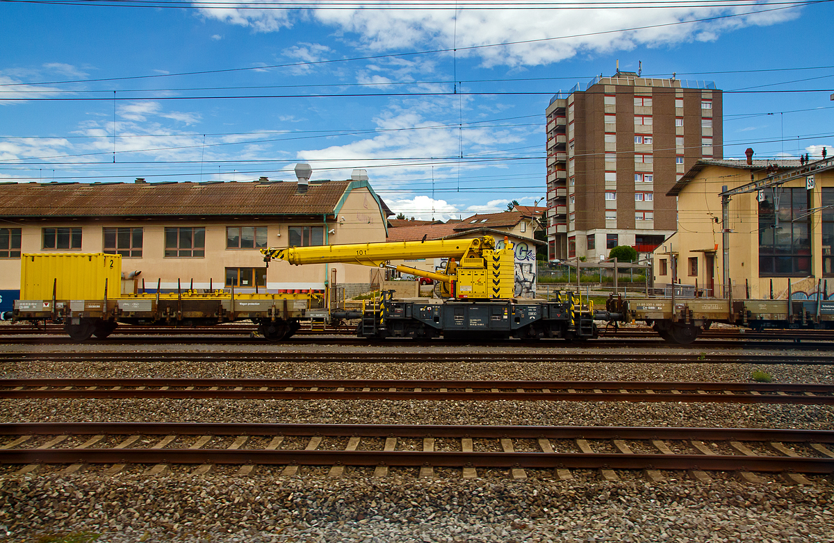 Der SBB 10 t-Gleisbauschienenkran Kirow Multi Tasker 100 Xtmass 99 85 92 19 006-5 CH-SBBI und links der zweiachsige Schutzwagen Xs 40 85 95 56 492-8 CH-SBBI, sowie der zweiachsige Schutzwagen Xs 40 85 95 56 492-8 CH-SBBI, stehen am 21.05.2018 in Lausanne (aufgenommen aus einem fahrenden Zug). 

Der Kran wurde 2007 von Kirow in Leipzig unter der Fabriknummer 138506 gebaut und an die SBB Infrastruktur geliefert.

Die Schweizerischen Bundesbahnen haben die gr��te Verkehrsleistung pro Einwohner sowie die h�chste Zugdichte der Welt. So ein dichtes Bahnnetz will unterhalten und gepflegt werden und das bei einem Minimum von Sperrzeiten, um die t�glich 967.000 Fahrg�ste der SBB rechtzeitig an ihr Ziel zu bringen. Daf�r bestellte die SBB zw�lf dieser  Multi Tasker der 100er Reihe, die im Zeitraum von Dezember 2006 bis Oktober 2007 an die SBB CFF FFS geliefert wurden.

Als kleinste Kirow Baureihe kann der Multi Tasker 100 vor allem aufgrund seiner kompakten Erscheinung �berzeugen. Sein festes Gegengewicht und der so geringgehaltene Heckradius erm�glichen dem Multi Tasker 100 die Profilfreiheit bei der Erf�llung seiner Aufgabe, der restliche Schienenverkehr bleibt ungest�rt. Dank der schnellen Arbeitsweise des Krans sind die erforderlichen Sperrzeiten w�hrend der Eins�tze minimal. Der Multi Tasker 100 ist ideal geeignet f�r leichtere Montaget�tigkeiten wie das Setzen von Masten, Schallschutzelementen usw. Anschlagmittel f�r Sonderanwendungen k�nnen als Zubeh�r mitgeliefert werden

TECHNISCHE DATEN:
Spurweite: 1.435 mm 
Achsanzahl: 4
L�nge �ber Puffer 10.000 mm
Drehzapfenabstand: 6.000 mm
Achsabstand im Drehgestell: 1.800 mm
Maximale Tragf�higkeit: 10 t
H�chstgeschwindigkeit: 35 km/h (eigen) /120 km/h (geschleppt)
Eigengewicht: 70.000 kg
Achslast Transportstellung: 18 t 
Abst�tzbreite: 2,6 bis 4,6 m
Arbeitsradius: 18,5 m
Maximale Ausladung vor Puffer: 13,5 m
Maximale Hakenh�he: 17,5 m
Kleinster befahrbarer Gleisbogen: R=80 m
Bremse: KE-GP mZ