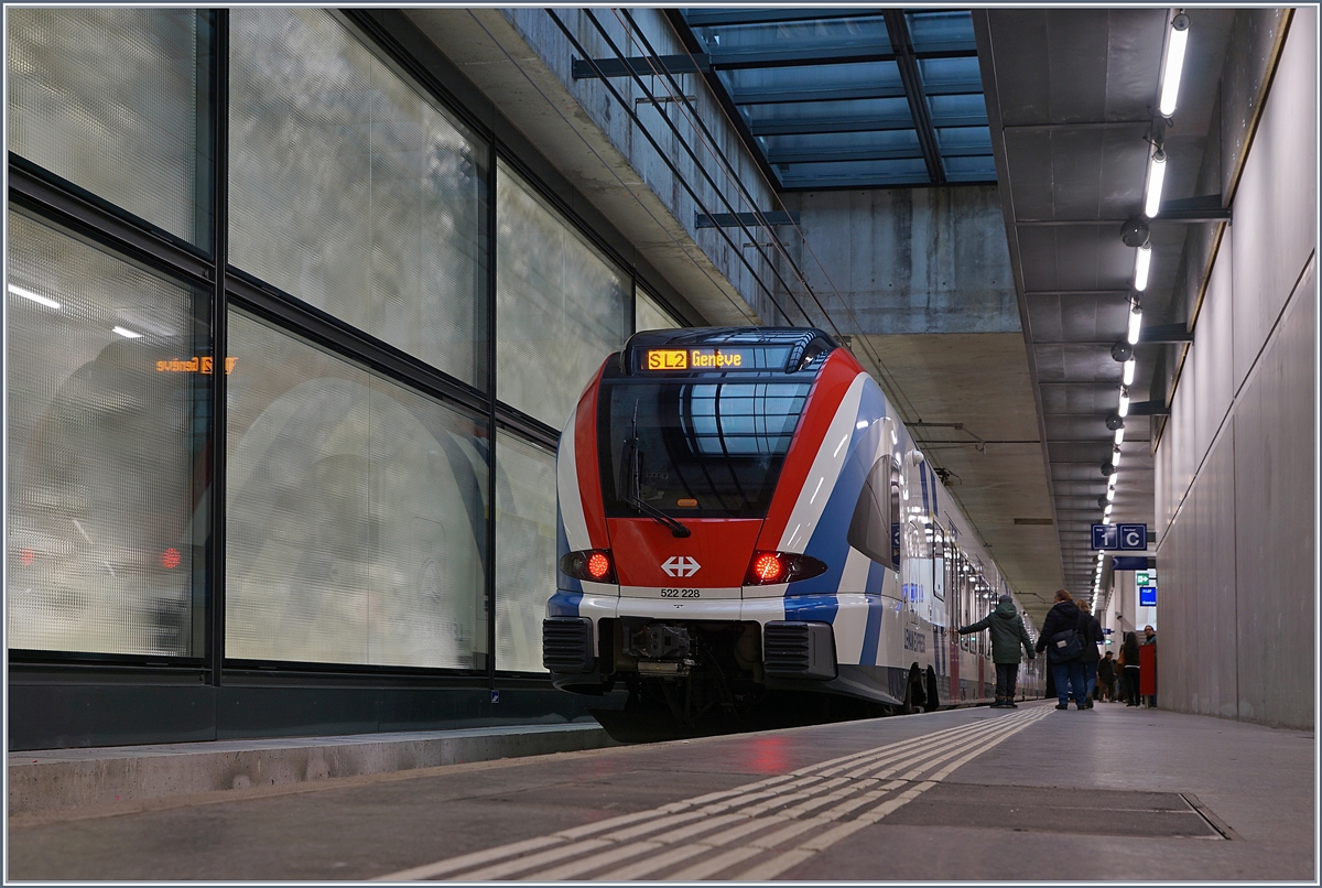 Der SBB CFF LEX RABe 522 228 als SL2 nach Genève beim Halt in Genève Eaux-Vives. 

15. Dez. 2019