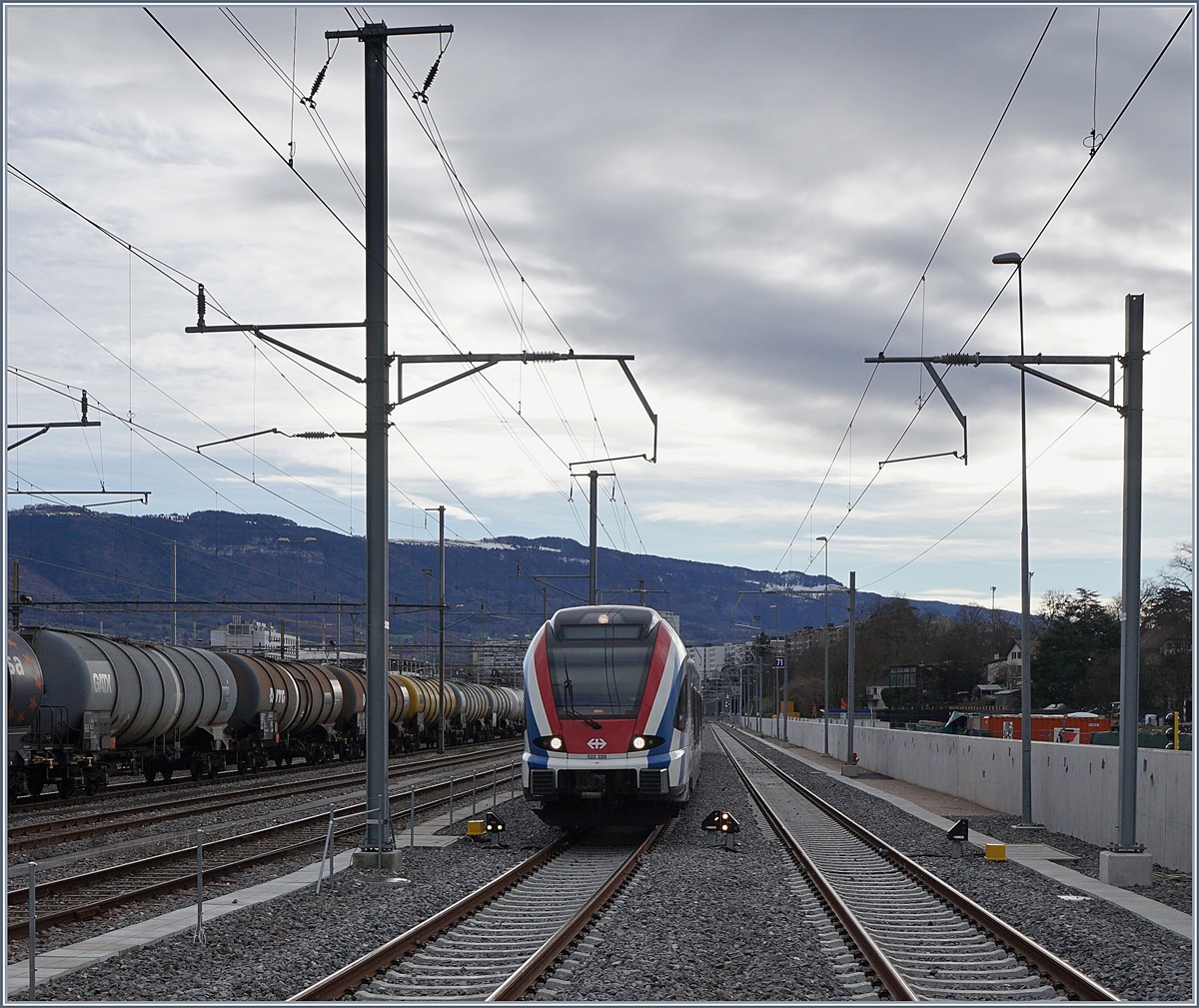 Der SBB CFF RABe 522 229 erreicht von Lancy-Bachet kommend in Kürze den nächsten Halt Lancy Pont Rouge. 

15. Dez. 2019