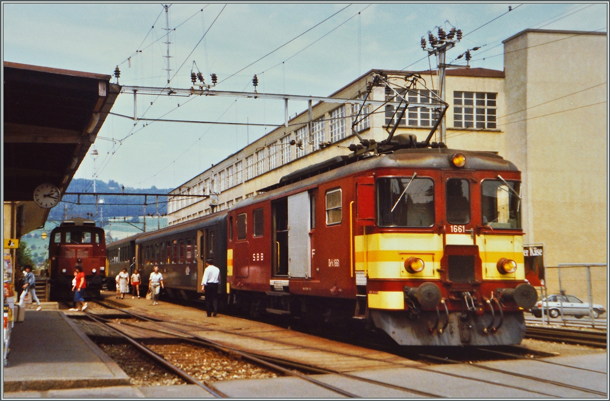 Der SBB De 4/4 1661 mit seinem Regionalzug nach Beromünster beim Halt in Reinach SBB.
22. Juli 1987