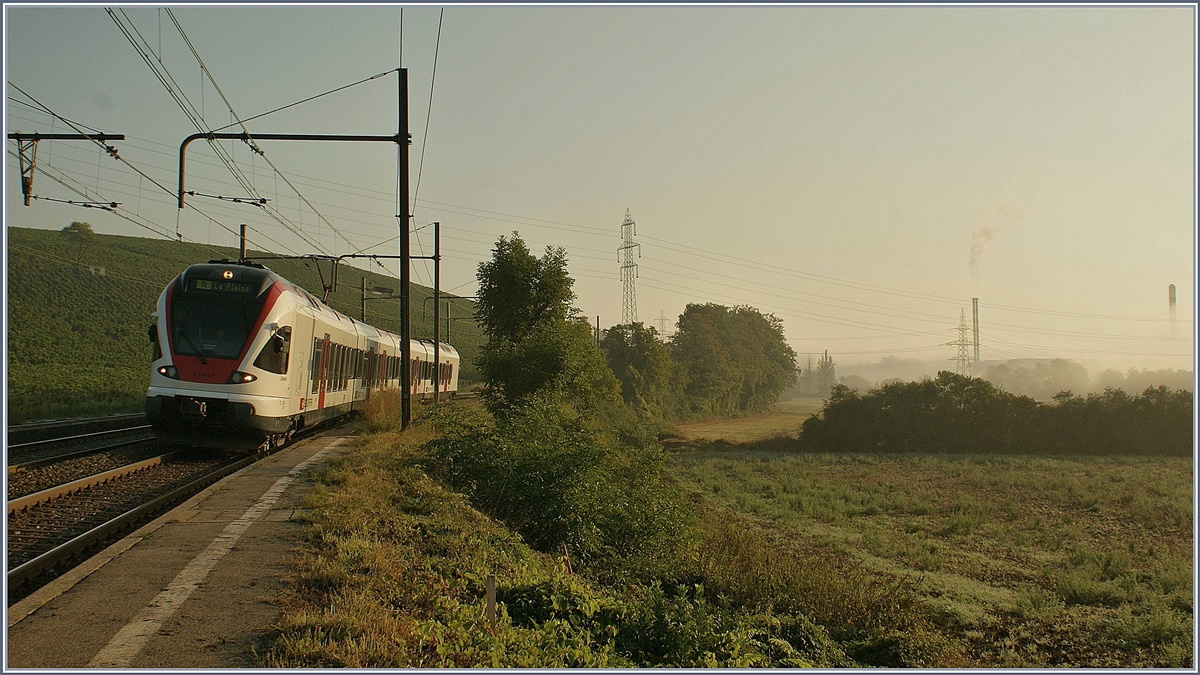 Der SBB Flirt 524 009-8 als RER 96716 Genève - La Plaine, erreicht Russin.
27. Aug. 2009