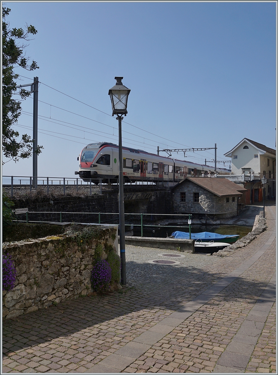 Der SBB Flirt RABe 523 ist als S5 auf dem Weg nach Bex und bildet das Bahnmotiv für dieses St-Saphorin Bild. 

25. März 2022