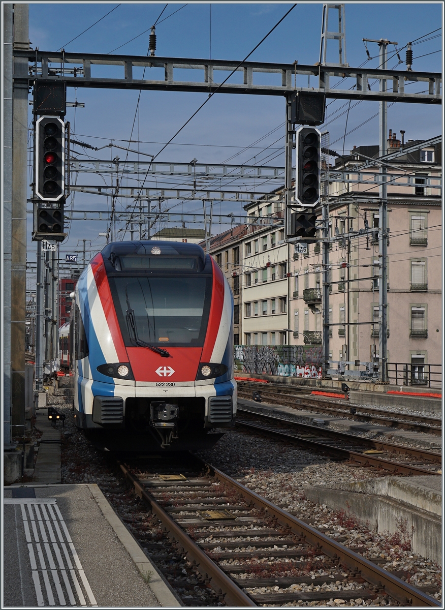 Der SBB LES RABe 522 230 erreicht als SL 5 von La Plaine kommend Genève. Die Strecke wurde obwohl nicht direkt an der Neubaustrecke (Genève - Annemasse) liegend ebenfalls in Léman Express Konzept integriert. Einige wenige Züge fahren als S6 sogar von und nach Bellegarde. Als Besonderheit fahren die Züge dieser Strecke ohne Systemwechsel unter 25 000 V 50 Hz. 

28. Juni 2021