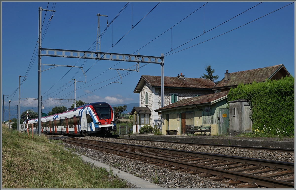 Der SBB LEX RABe 522 226 auf der Fahrt von La Plaine nach Gèneve bei der Durchfahrt im nicht mehr genutzten Bahnhof von Bourdigny (km 68.5).

Allgemein haben die Stationen auf dieser Strecke sich recht stark verändert, sei es durch Schliessungen oder Neueröffnungen oder durch Namensänderugen. 
Als Vergleich das Profil 108 von 1980 La Plaine, Russin, Satigny, Bordigny, Vieuy Bureau, Vernier-Meyrin, Cointrin und Genève und das Kursbuch 2020/21: La Plaine, Russin, Satigny, Zimeysa, Meyrin, Vernier und Genève.

19. Juli 2021