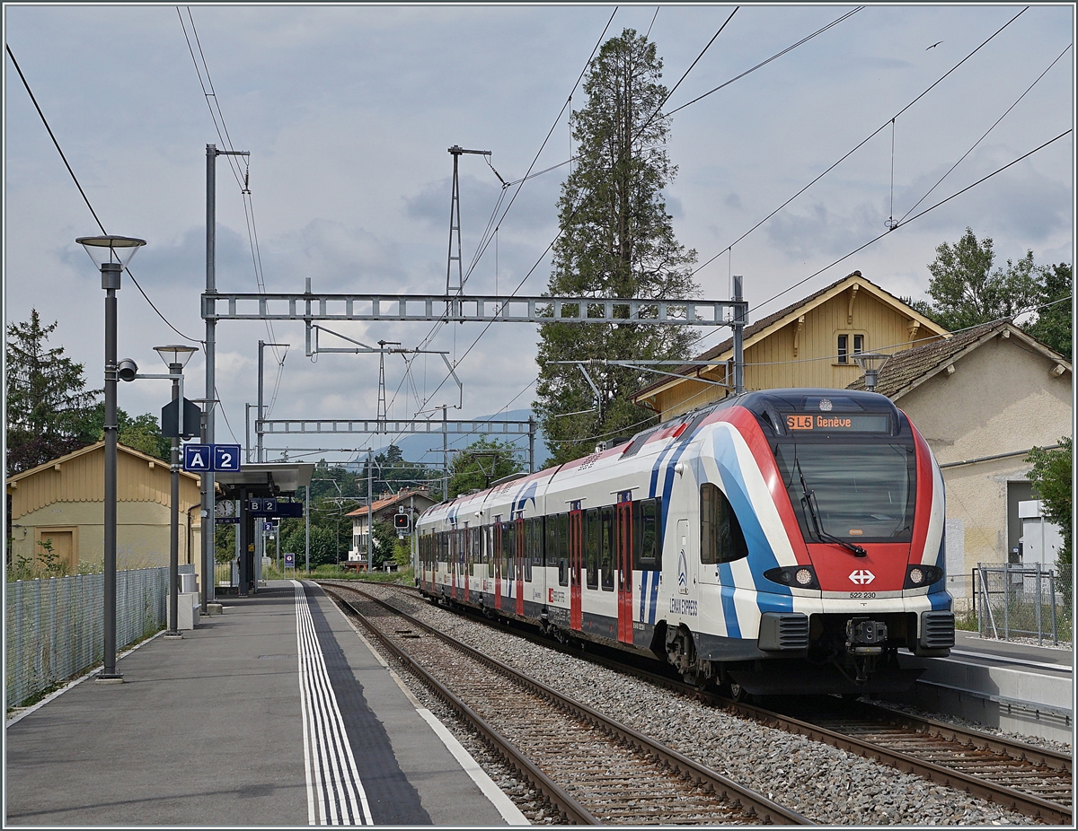 Der SBB LEX RABe 522 230 ist auf der Léman Express Strecke La Plaine - Genève (SL5) unterwegs und hat Satigny erreicht. 

28. Juni 2021