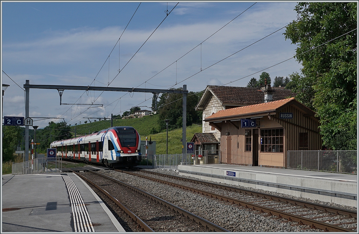 Der SBB LEX RABe 522 228 erreicht als Léman Express SL5 (La Plaine - Genève) den Halt Russin.

28. Juni 2021 