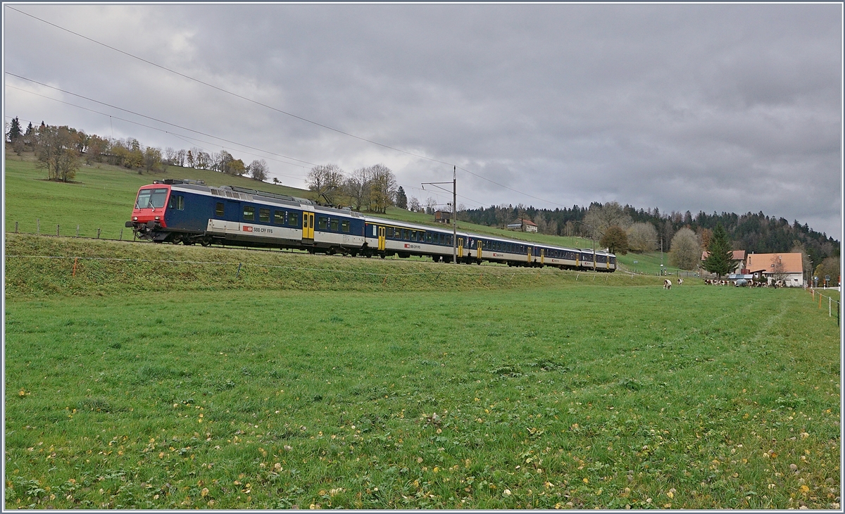 Der SBB NPZ RE Neuchâtel - Frasne kurz vor dem Kulminationspunkt bei Les Bayards. 

5. Nov. 2019