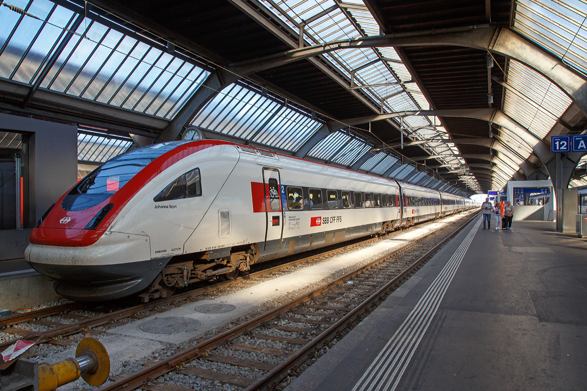 
Der SBB RABDe 500 ICN (94 85 0 500 006 – 7 CH-SBB)  „Johanna Spyri“ (Schöpferin der bekannten Romanfigur Heidi) 

Diese elektrischen Triebzüge haben eine neu entwickelte gleisbogengesteuerte aktive Neigetechnik. Das erste Drehgestell ist mit Kreisel und Beschleunigungssensoren ausgerüstet. Die Daten werden automatisch in einen optimalen Neigewinkel umgerechnet, der bis zu 8 Grad betragen kann. Die Neigung wird auch an die Stromabnehmer übermittelt, die sich entgegengesetzt neigen müssen,  um den Bügel gerade am Fahrdraht zuhalten. 

Im Gegensatz zum italienischen Pendolino wurde hier zum ersten Mal in einem Neigezug eine elektrische Neigetechnik eingebaut, die Fiat SIG herstellte. Neu ist auch ein sogenannter Navigator. Bei engen Kurven sorgt die Technik für die radiale Einstellung der Radsätze in den Kurven.

Die ICN wurden zwischen 1999 – 2005, in 2 Bauserien, von einem Konsortium bestehend aus: ABB, Schindler Waggon (Adtranz) und Fiat-SIG (heute Konsortium Bombardier Transportation, Alstom Schienenfahrzeuge), komplett in der Schweiz, gebaut.

Die Triebzüge sind für eine Höchstgeschwindigkeit von 200 km/h zugelassen (techn. Möglich 220 km/h), und ist damit für die Neubaustrecken im Rahmen des Projektes Bahn 2000 geeignet.

Ein Nachteil ist, der im Vergleich zu Zügen mit Einheitswagen IV schlechtere Fahrkomfort. Das Platzangebot ist vor allem für große Personen erheblich eingeschränkt, einerseits durch das durch die Neigetechnik Prinzip bedingte kleinere Querschnittsprofil, andererseits durch eine deutliche Verdichtung der Sitzreihen. Damit einher geht eine Reduzierung des Stauraums für Gepäck. Ebenfalls schlechtere Leistungen sind bei der Laufruhe zu verzeichnen, die Wagen zeigen deutlich stärkere Schlingerbewegungen als die Vorgängergeneration, und die in der Höhe annähernd halbierten Fenster vermitteln nicht mehr den offenen, großzügigen Ausblick wie zuvor.

Technisch Daten:
Gebaute Anzahl:  44
Spurweite:  1435 mm (Normalspur)
Achsformel:  (1A)'(A1)'+(1A)'(A1)'+2'2'+2'2'+2'2'+ +(1A)'(A1)'+(1A)'(A1)
Länge über Puffer:  188.500 mm
Höhe:  3.950 mm
Breite:  2.830 mm
Drehgestellachsstand:  2.700 mm
Leergewicht:  359,0 t
Dienstgewicht:  395,0 t
Radsatzfahrmasse:  15 t
Höchstgeschwindigkeit:  200 km/h (im Plandienst) / 220 km/h (möglich)
Stundenleistung:  5.200 kW
Anfahrzugkraft:  210 kN
Beschleunigung:  0,59 m/s²
Raddurchmesser:  820 mm
Stromsystem:  15 kV 16,7 Hz AC
Sitzplätze:  477  davon 125 (1. Klasse), 322 (2. Klasse), 20 (Speisewagen) und 6 (Klappsitze)
Besonderheiten:  Neigetechnik bis max. 8°
