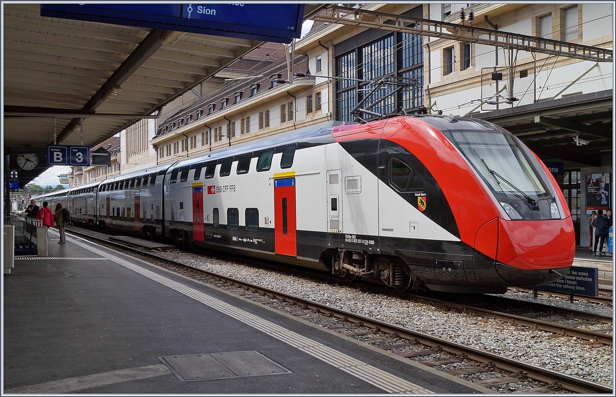 Der SBB RABe 502 207 (UIC 94 85 0 502 207-9 CH-SBB)  Stadt BERN  auf Testfahrt in Lausanne. Die Front dieses Twindexx-Zugs weist eine etwas abweichende, aber gefällige Lackierung auf. 

19. Juni 2020
