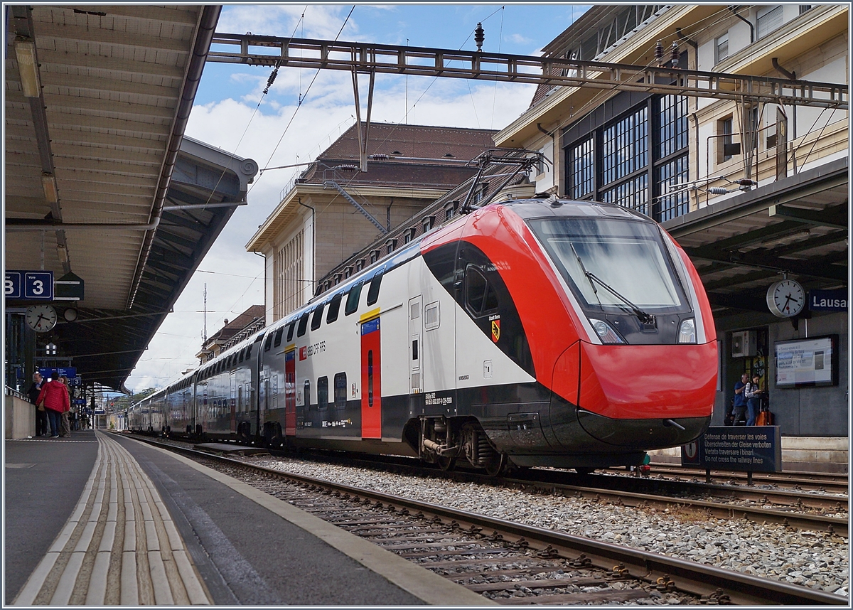 Der SBB RABe 502 207 (UIC 94 85 0 502 207-9 CH-SBB)  Stadt BERN  auf Testfahrt in Lausanne. Die Front dieses Twindexx-Zugs weist eine etwas abweichende, aber gefällige Lackierung auf. 

19. Juni 2020