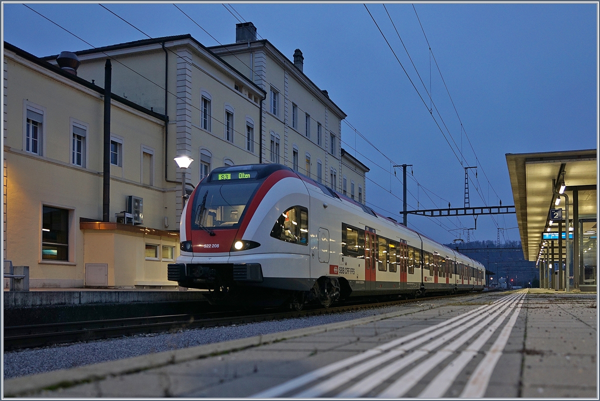 Der SBB RABe 522 203 wartet in Porrentruy als S3 auf die Abfahrt nach Olen (via Delémont - Basel).

15. Dez. 2018