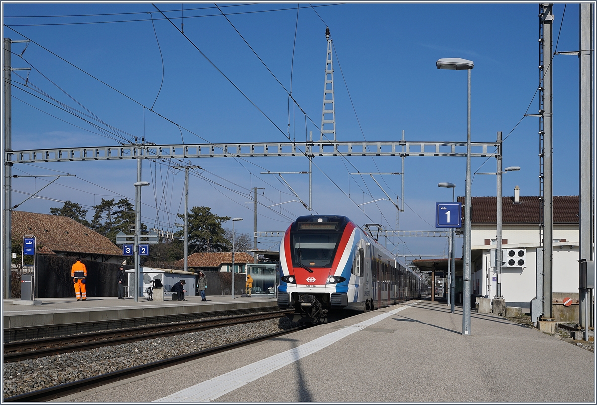 Der SBB RABe 522 228 und ein weiterer RABe 522 warten in Coppet auf die Abfahrt als SL 4 in Richtung Annemasse.

21. Jan. 2020