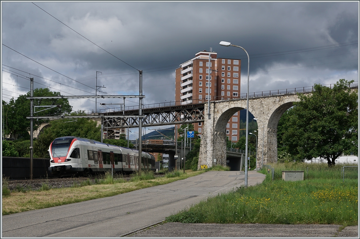 Der SBB RABe 523 005 in Grenchen auf dem Weg nach Biel/Bienne vor dem eigentlichen Motiv, dem 285 Meter langen BLS / MLB Mösliviadukt. 

6. Juni 2021