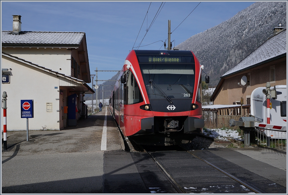 Der SBB RABe 526 263 als Regionalzug 7317 von Moutier nach Biel/Bienne beim Halt in La Heutte. In Sonceboz-Sombeval wurde der aus La Chaux-de-Fonds kommenden RABe 526 angekuppelt, so dass die Fahrt bis Biel/Bienne mit zweie GTW erfolgt.

5. April 2019