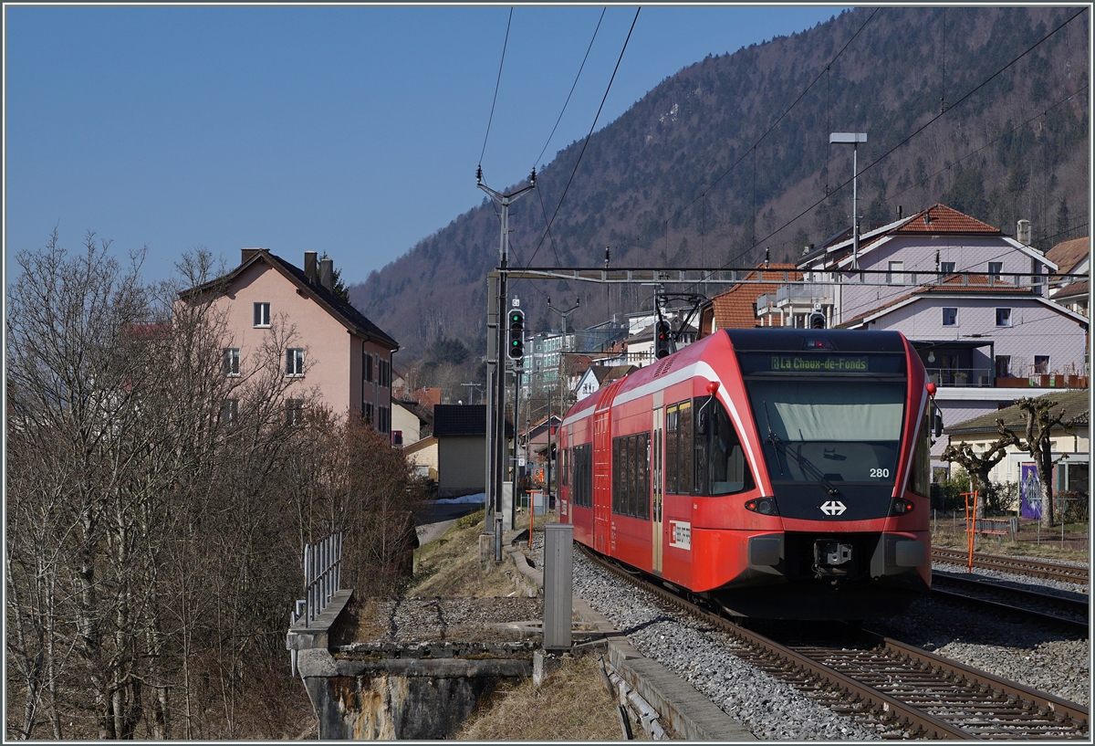 Der SBB RABe 526 280 verlässt als Regionalzug 7114, unterwegs von Biel/Bienne nach La Chaux-de Fonds den Bahnhof St-Imier.
18. März 2016